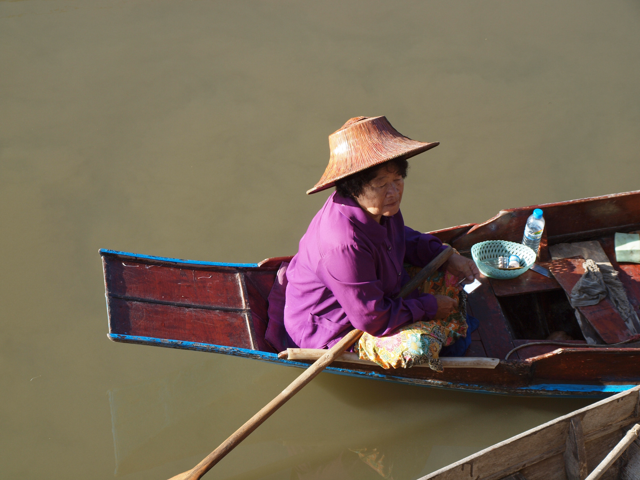 Olympus E-620 (EVOLT E-620) sample photo. Woman in boat photography