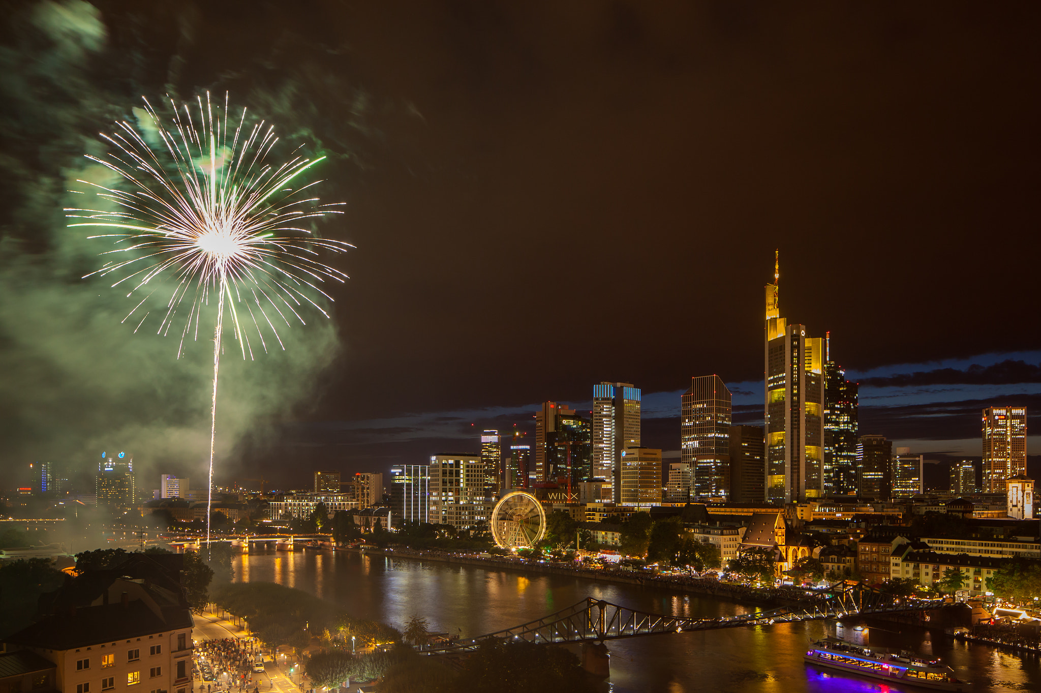 Canon EOS 5D Mark II + Canon TS-E 24.0mm f/3.5 L II sample photo. Feuerwerk zum mainfest photography