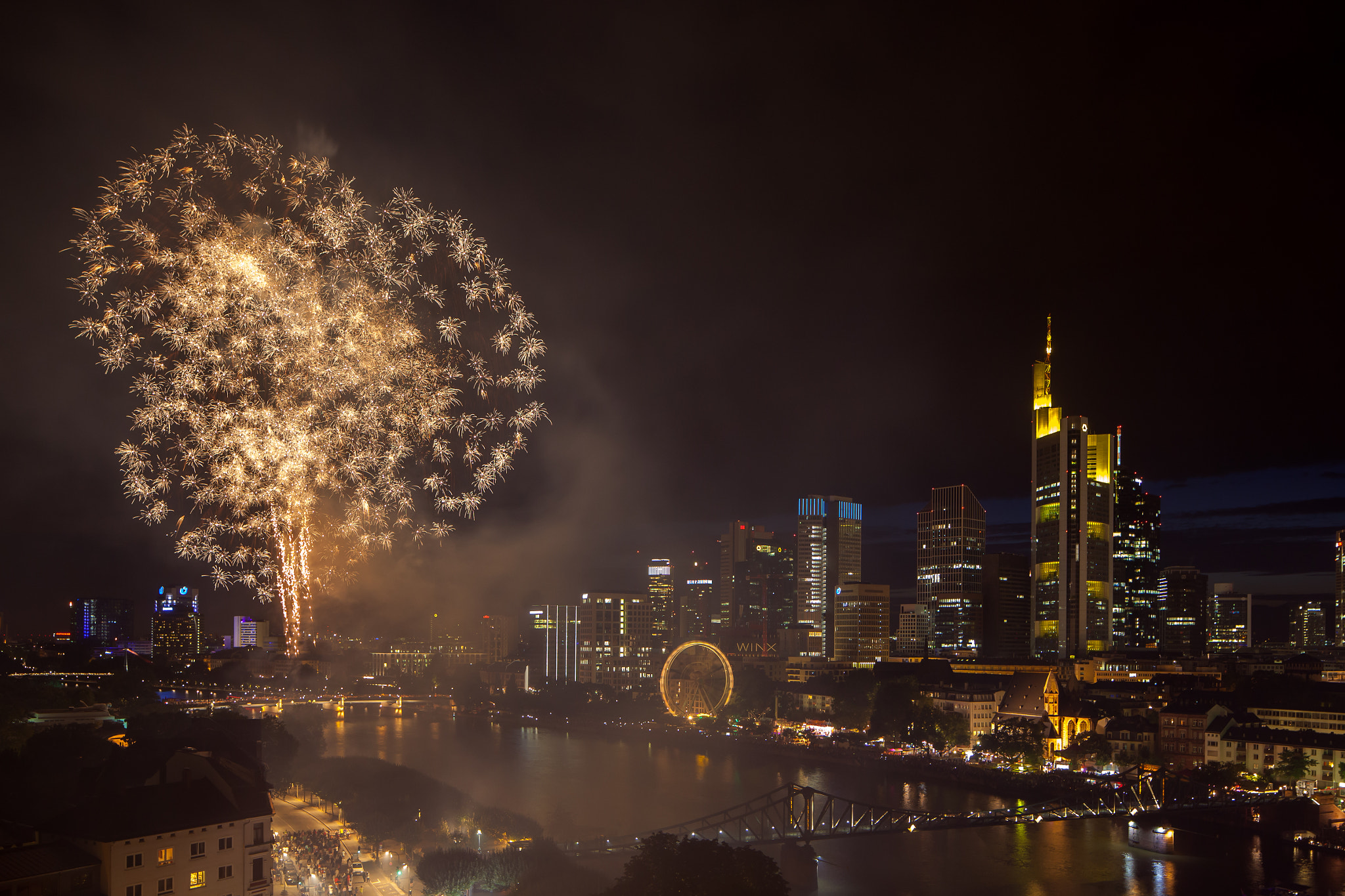 Canon TS-E 24.0mm f/3.5 L II sample photo. Feuerwerk zum mainfest photography