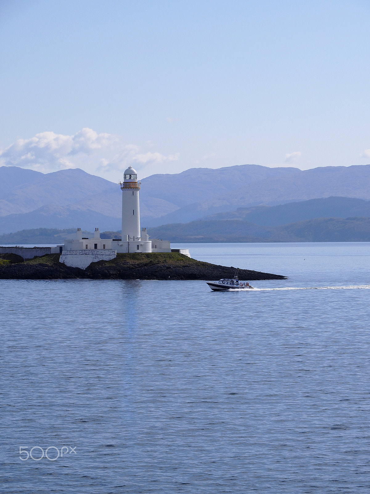 Olympus OM-D E-M1 sample photo. Eilean musdile (mansedale)  lighthouse with fast boat in foreground photography