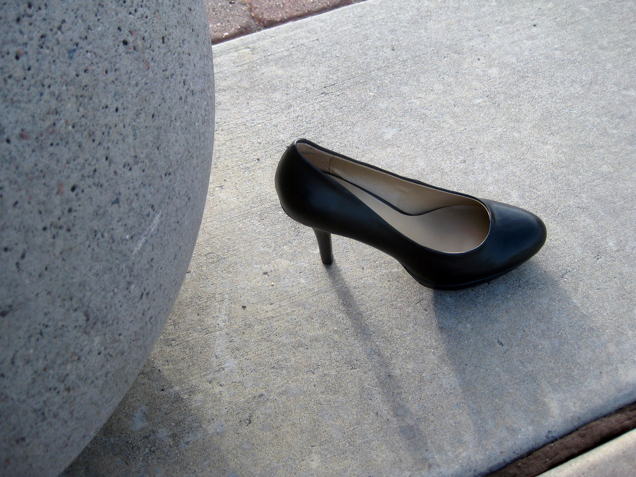 Canon PowerShot SD1100 IS (Digital IXUS 80 IS / IXY Digital 20 IS) sample photo. Black  pump at riverside photography