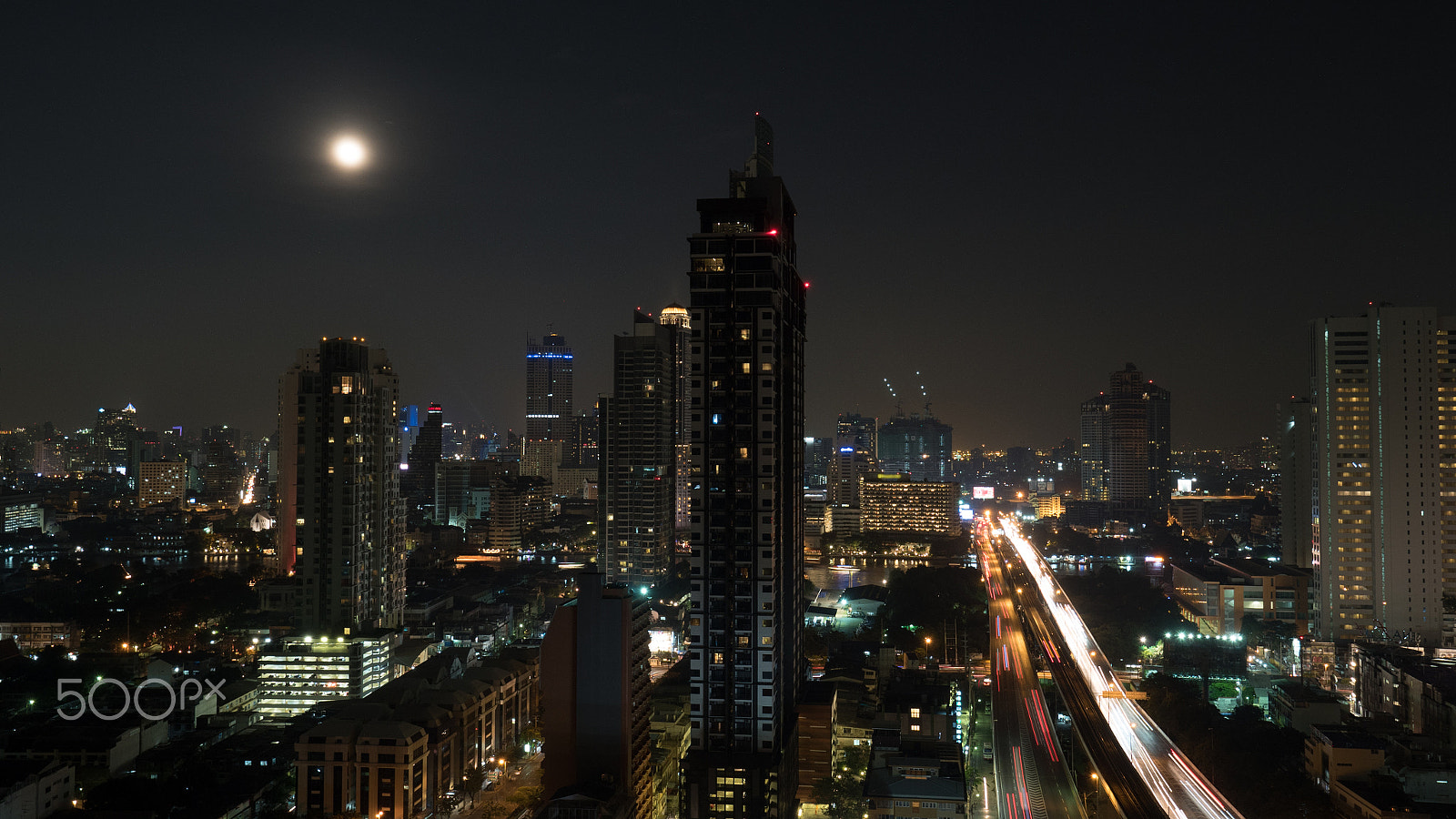 Panasonic Lumix DMC-GH4 + Olympus M.Zuiko Digital ED 7-14mm F2.8 PRO sample photo. Bangkok cityscape at night, thailand photography