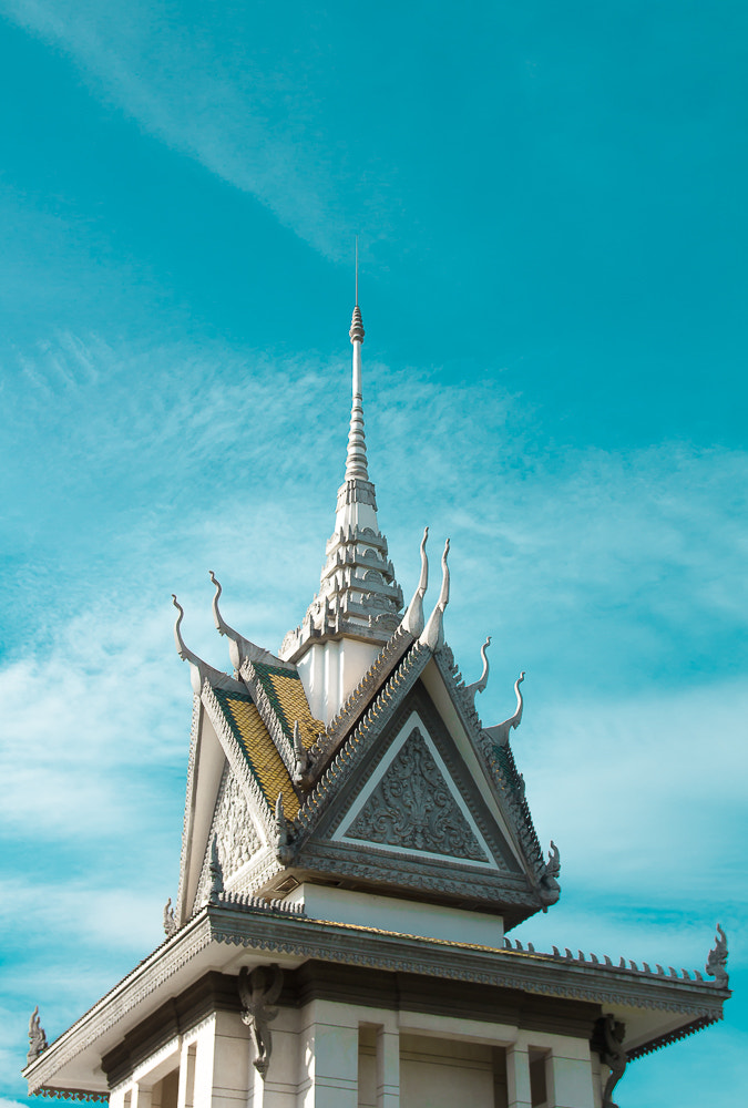 Canon EF-S 17-55mm F2.8 IS USM sample photo. Choeng ek stupa. photography