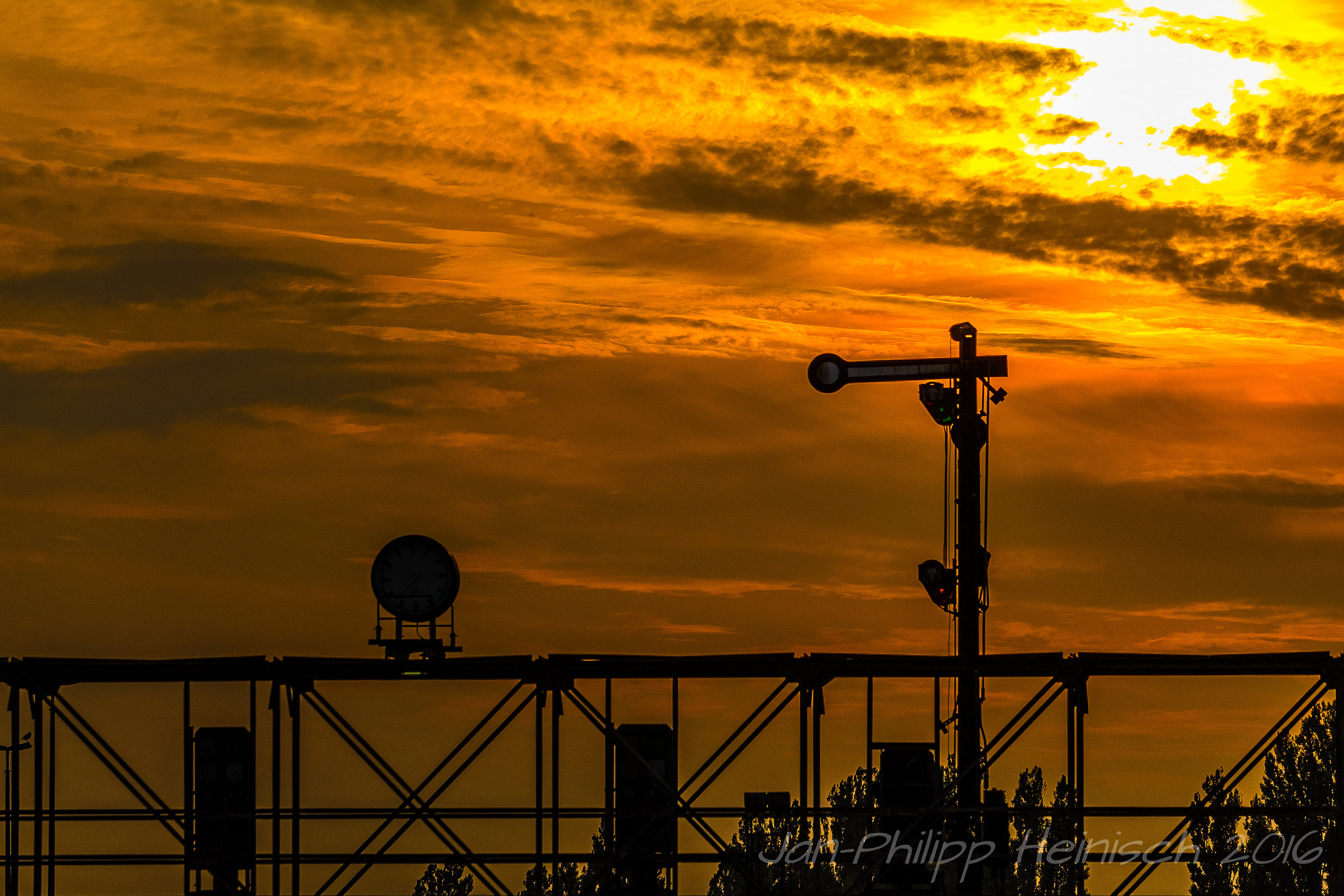 Canon EF-S 55-250mm F4-5.6 IS STM sample photo. Tempelhof am abend photography