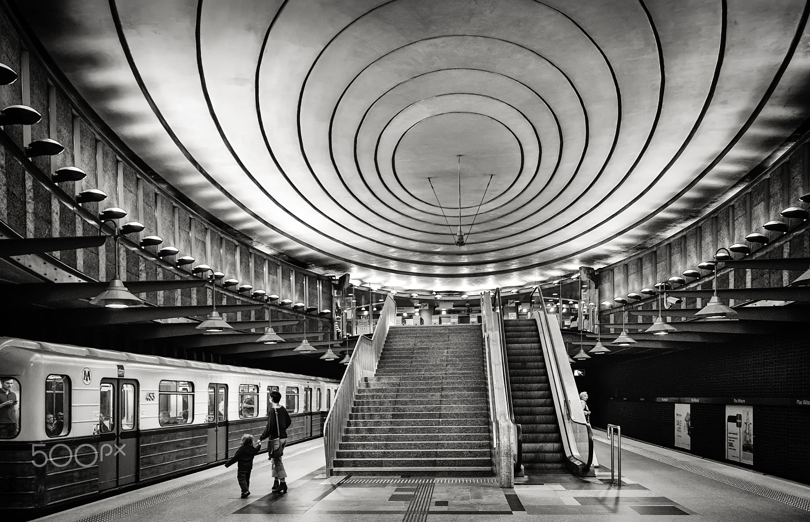 Sony Alpha DSLR-A550 + Sony DT 18-55mm F3.5-5.6 SAM sample photo. Subway station photography