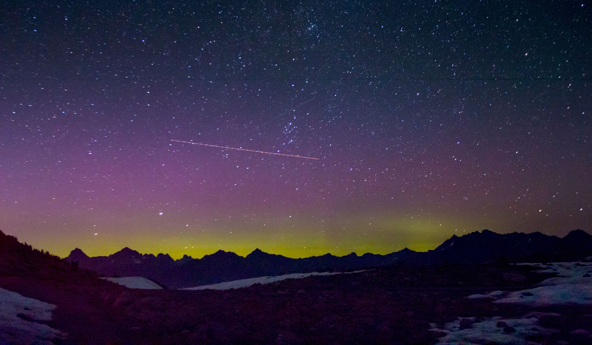 Canon EOS 600D (Rebel EOS T3i / EOS Kiss X5) + Canon EF 17-40mm F4L USM sample photo. Northern lights on mount baker photography