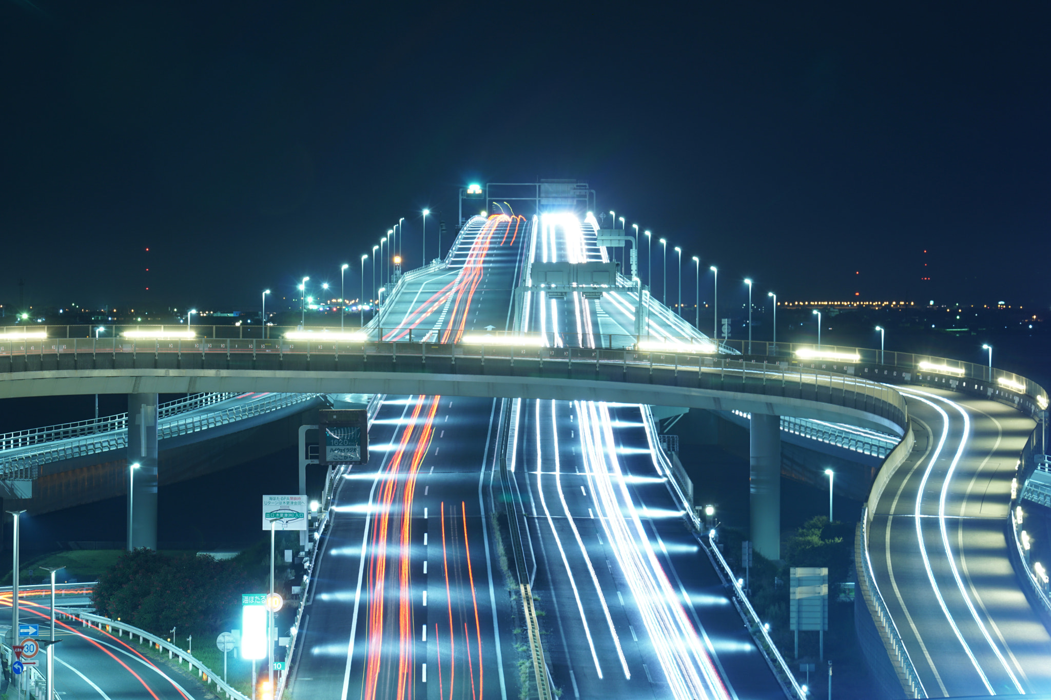 Sony a6300 + Sony FE 70-200mm F4 G OSS sample photo. Night traffic photography