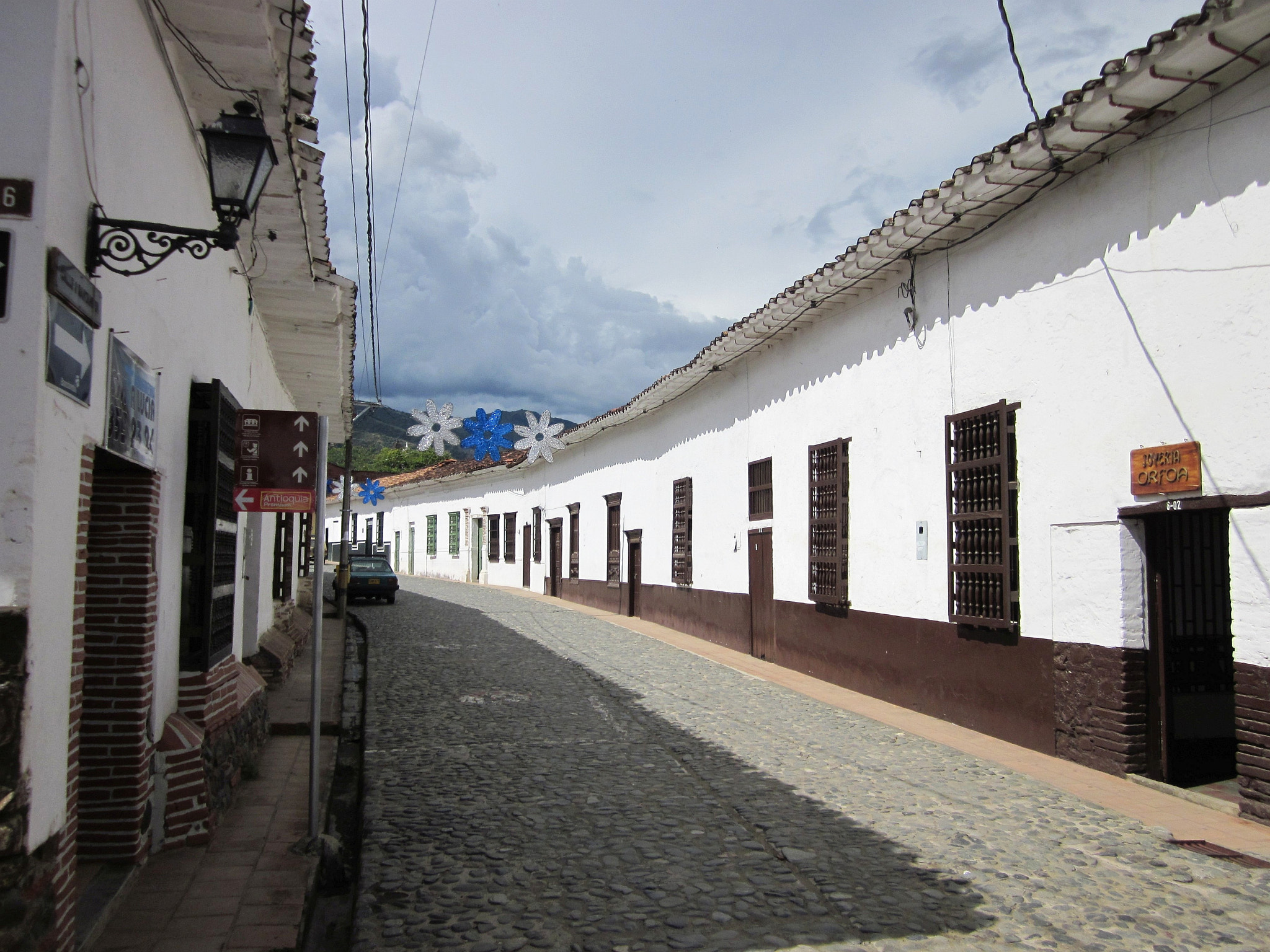 Canon PowerShot SD1300 IS (IXUS 105 / IXY 200F) sample photo. Colonial street of santa fe de antioquia photography