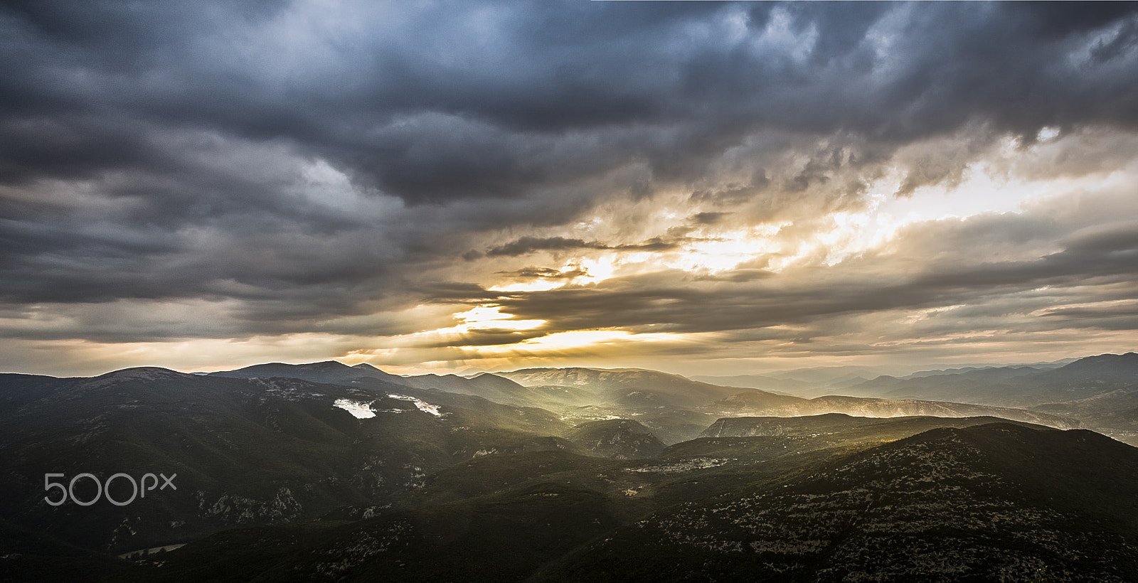 Canon EF-S 18-200mm F3.5-5.6 IS sample photo. The storm is coming photography