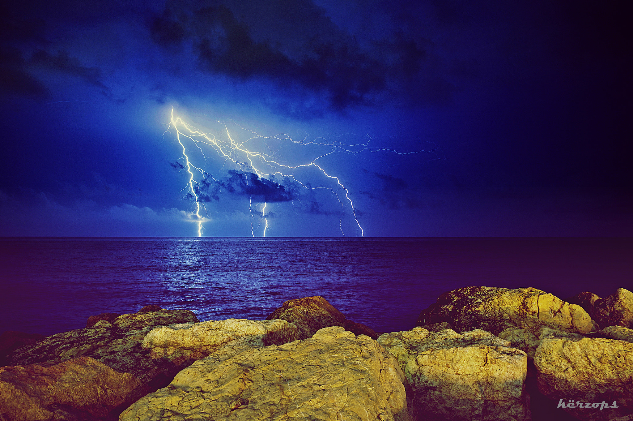 Pentax smc DA 18-55mm F3.5-5.6 AL WR sample photo. Tormenta en el mar photography
