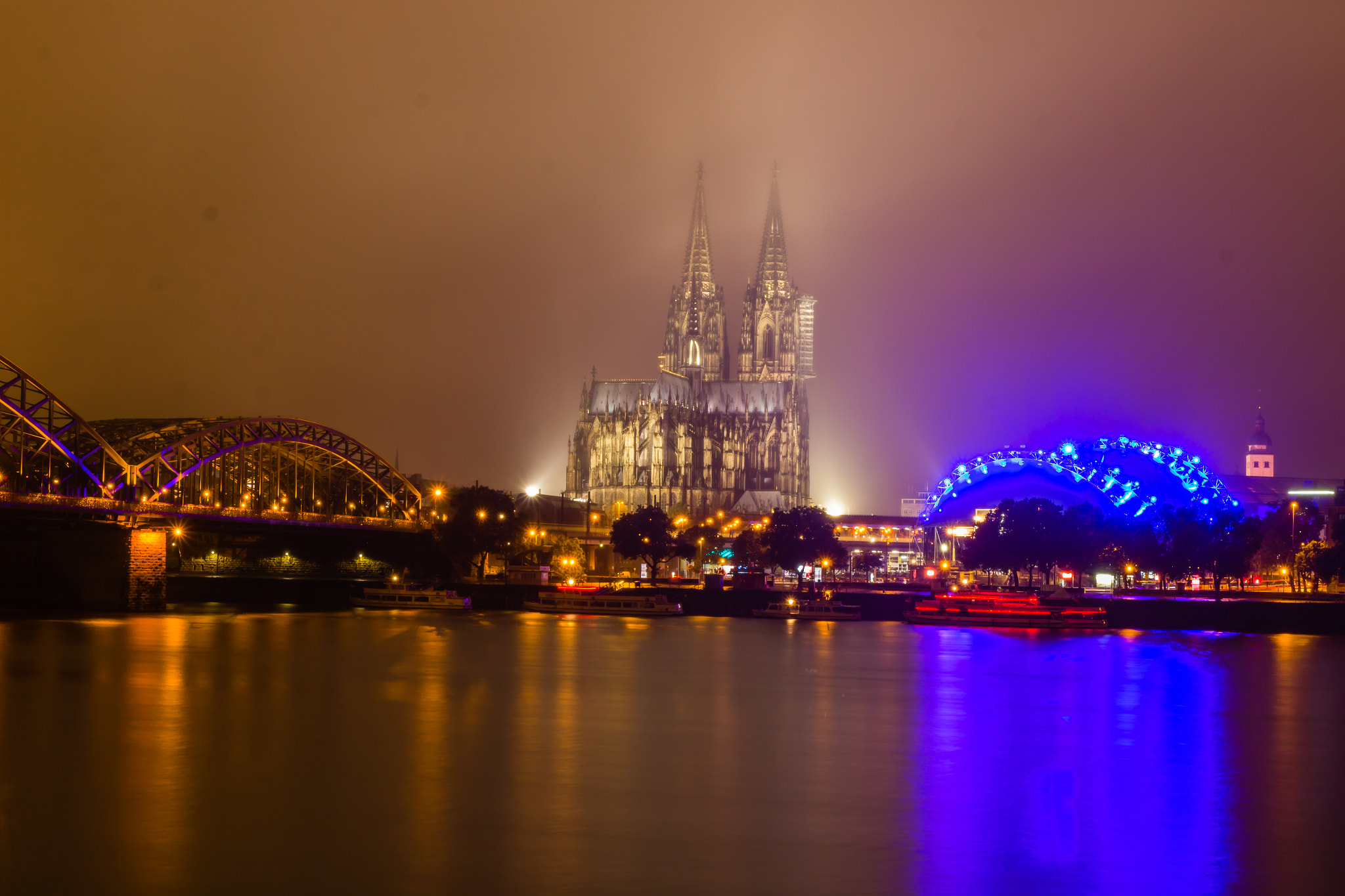 Canon EOS 100D (EOS Rebel SL1 / EOS Kiss X7) + Canon EF-S 17-55mm F2.8 IS USM sample photo. Misty and foggy cologne cathedral photography