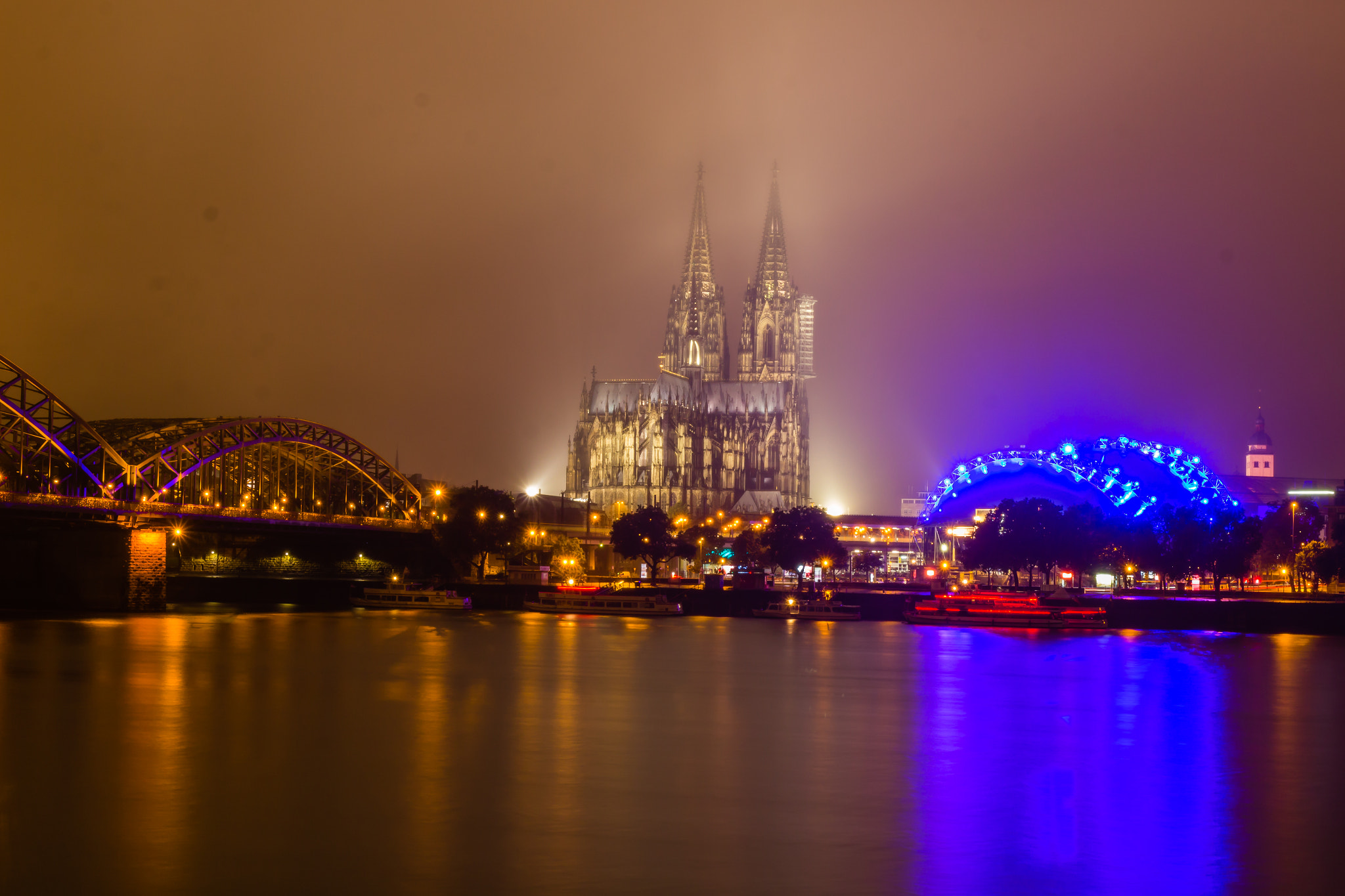 Canon EOS 100D (EOS Rebel SL1 / EOS Kiss X7) sample photo. Misty and foggy cologne cathedral photography