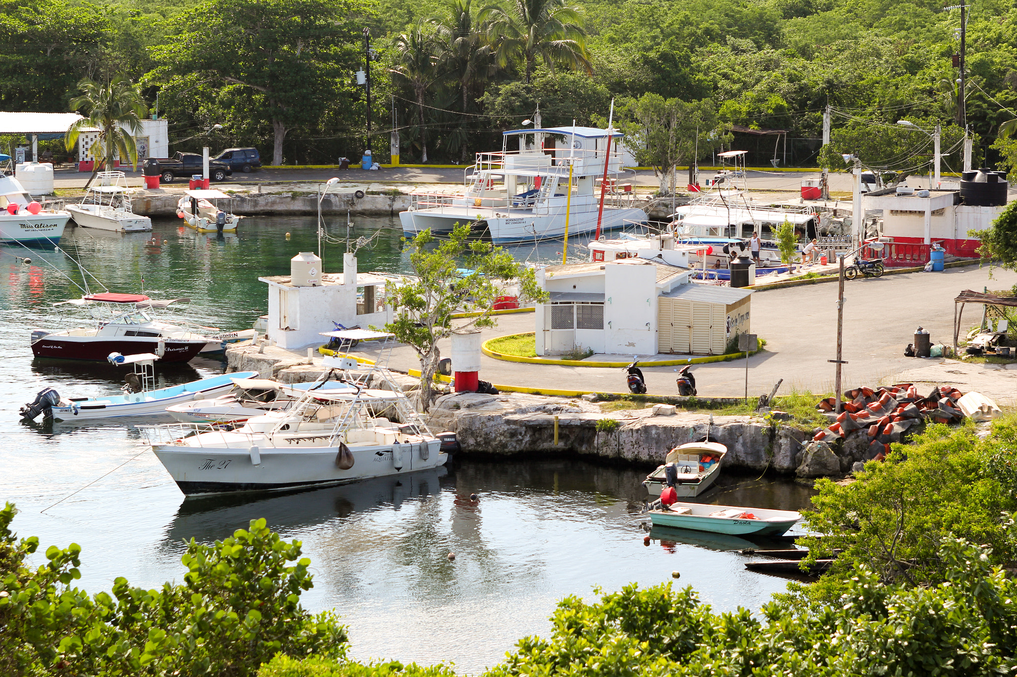 Canon EOS 60D + EF28-70mm f/2.8L USM sample photo. Cozumel dock photography