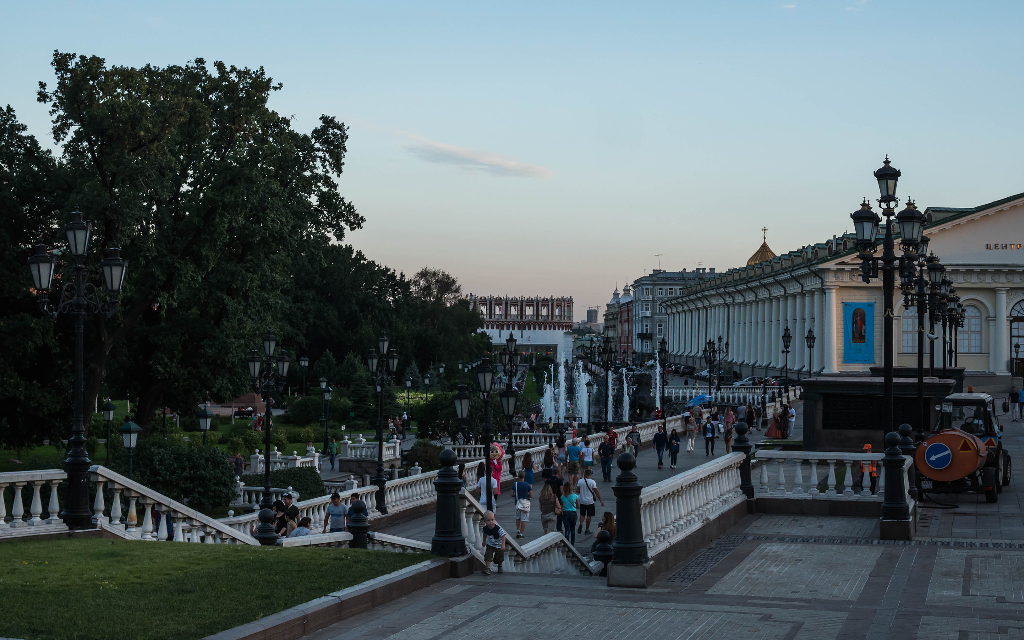 Panasonic Lumix DMC-GH4 + Olympus M.Zuiko Digital 25mm F1.8 sample photo. Manege square and alexander garden photography