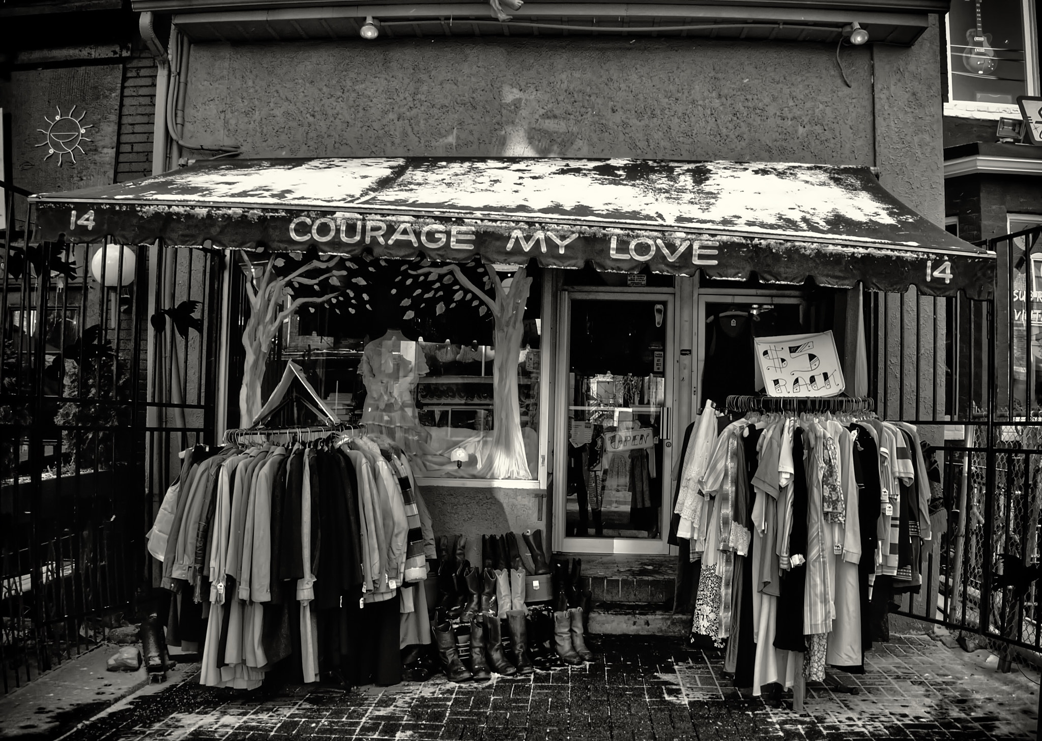 Olympus PEN E-PM1 + Panasonic Lumix G 14mm F2.5 ASPH sample photo. The vintage clothing shop photography