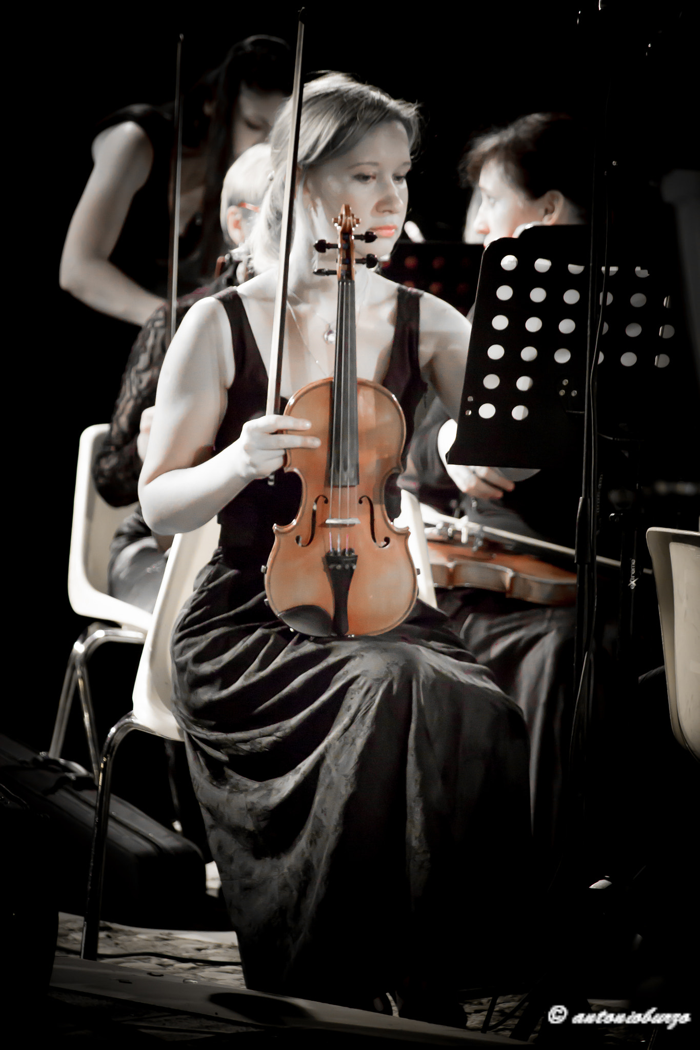 Canon EF-S 55-250mm F4-5.6 IS STM sample photo. Violin photography