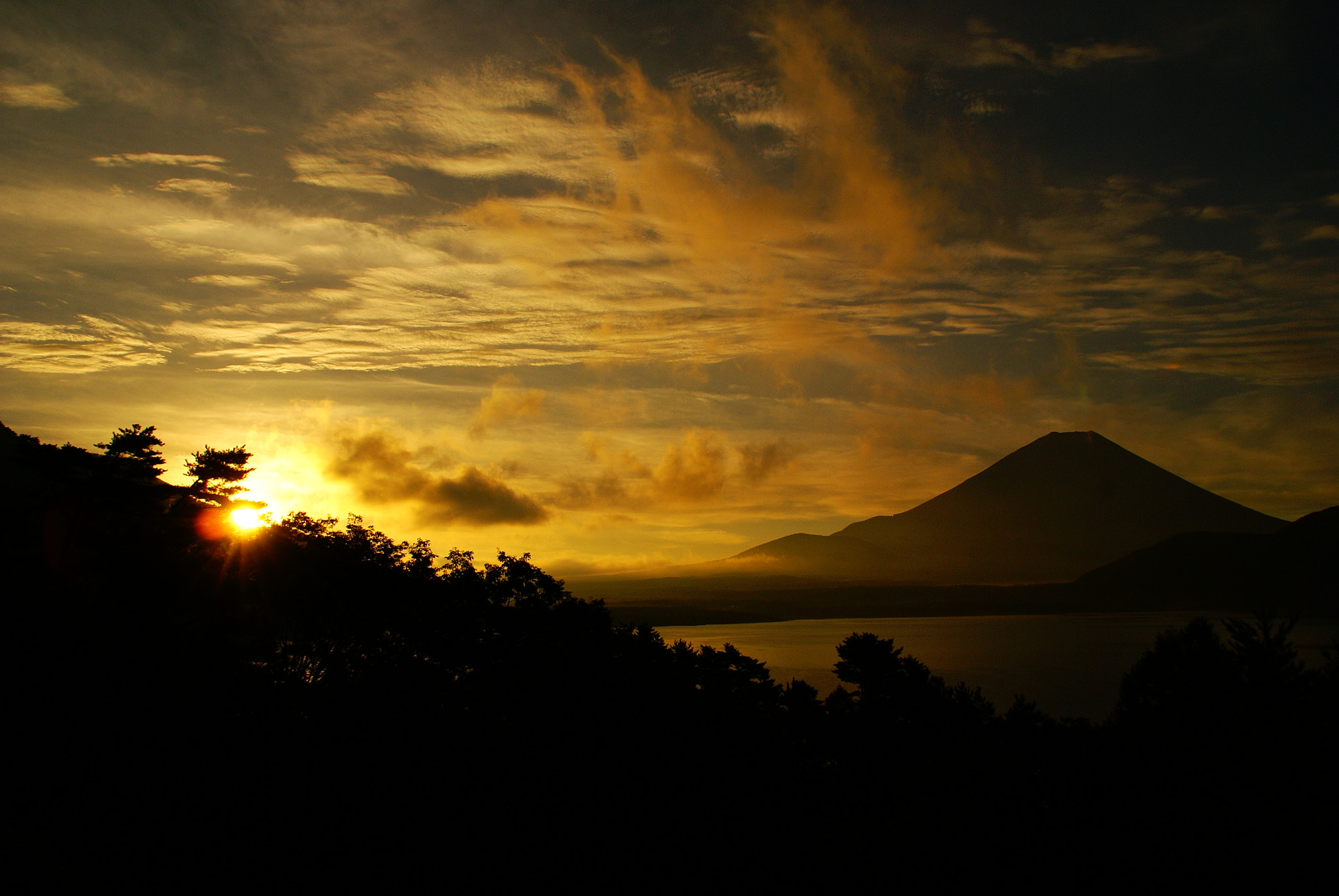 Sony Alpha DSLR-A100 sample photo. Golden sunrise photography