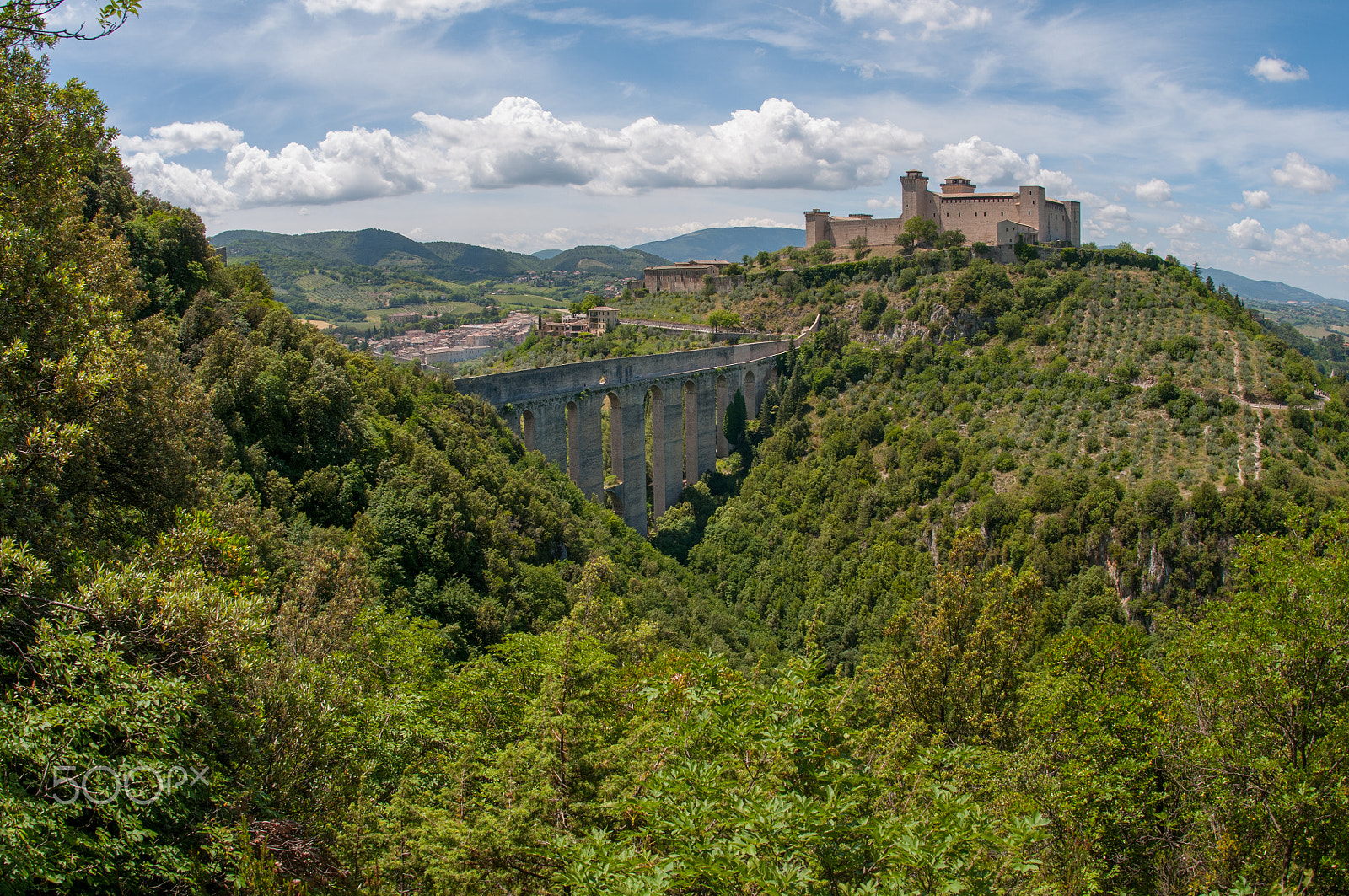 Nikon D300 + Nikon AF Fisheye-Nikkor 16mm F2.8D sample photo. Aqueduct and castle of spoleto photography