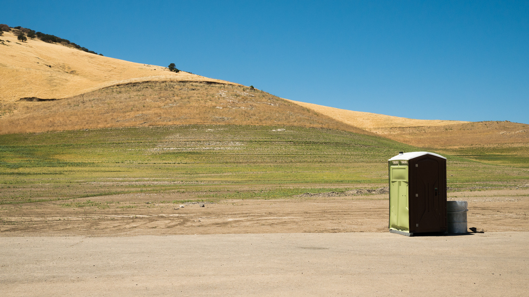 Panasonic Lumix DMC-GX7 + Panasonic Lumix G 20mm F1.7 ASPH sample photo. Lonely loo photography