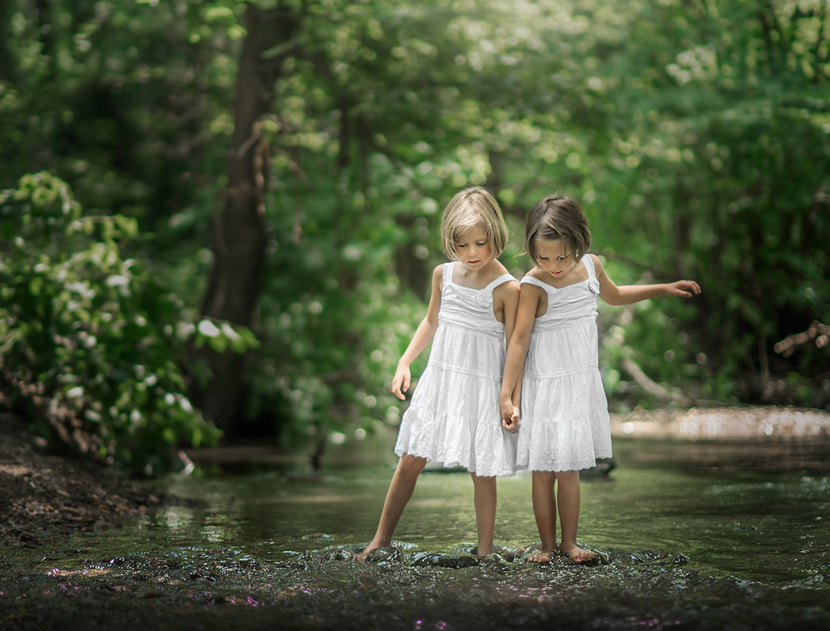 Nikon D810 + Nikon AF Nikkor 85mm F1.8D sample photo. Sisters exploring the creek photography