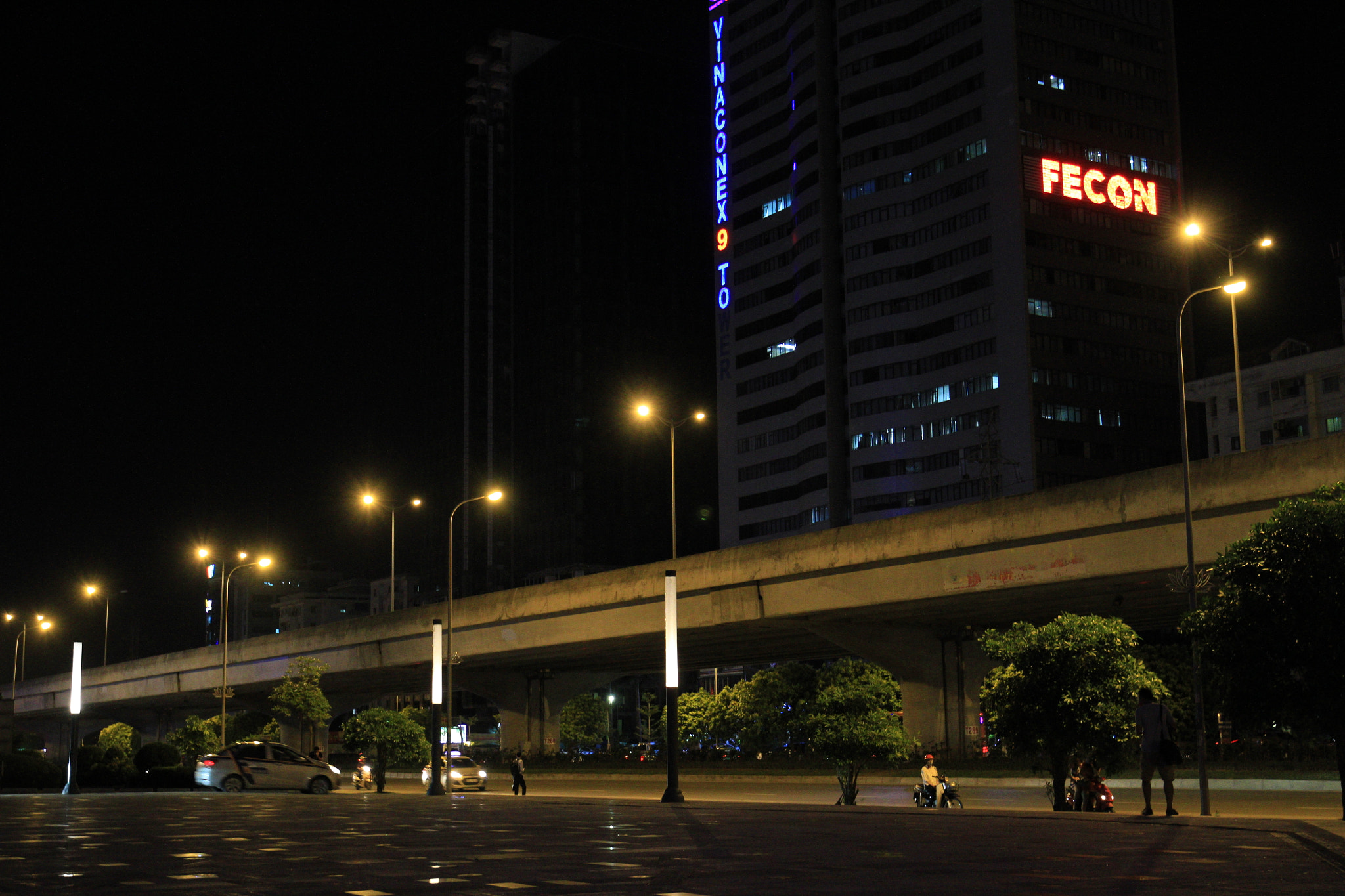 Canon EOS 7D + Canon EF 16-35mm F4L IS USM sample photo. Night street photography