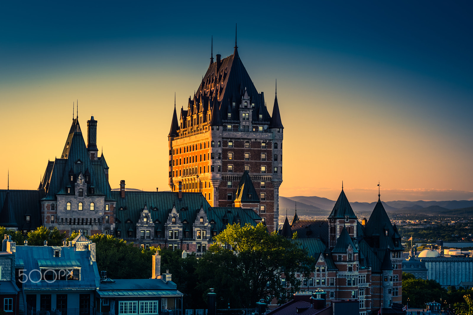 Nikon D5500 + Nikon AF-S Nikkor 50mm F1.4G sample photo. Le château frontenac at sunset photography