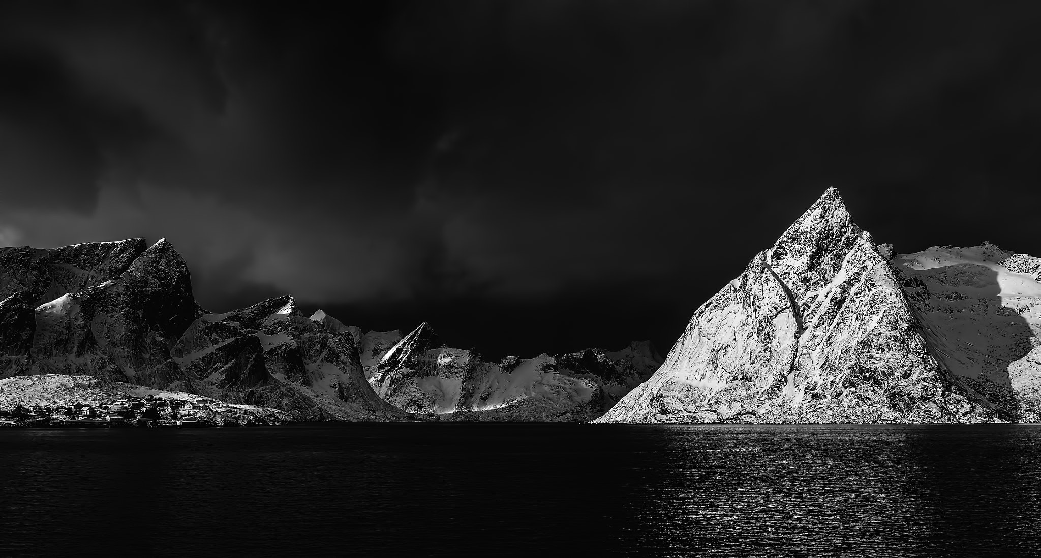 Nikon AF-S Nikkor 24mm F1.4G ED sample photo. Lofoten sunrise photography