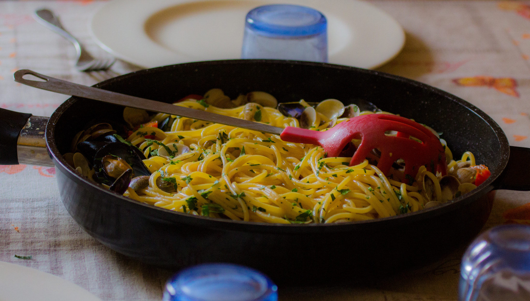 Canon EF 100-400mm F4.5-5.6L IS USM sample photo. Spaghetti with clams photography