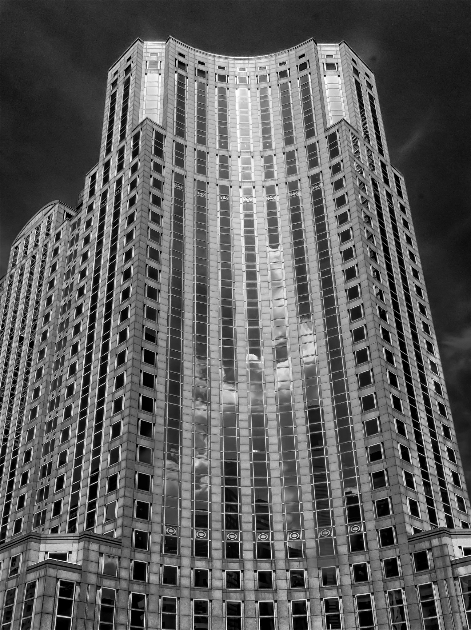 Canon EOS 60D + Canon EF 20mm F2.8 USM sample photo. Curved building nyc photography
