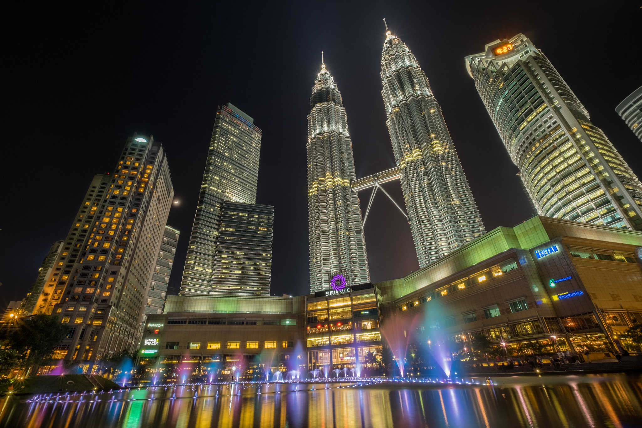 Fujifilm X-E2S + Fujifilm XF 10-24mm F4 R OIS sample photo. Petronas twin towers photography