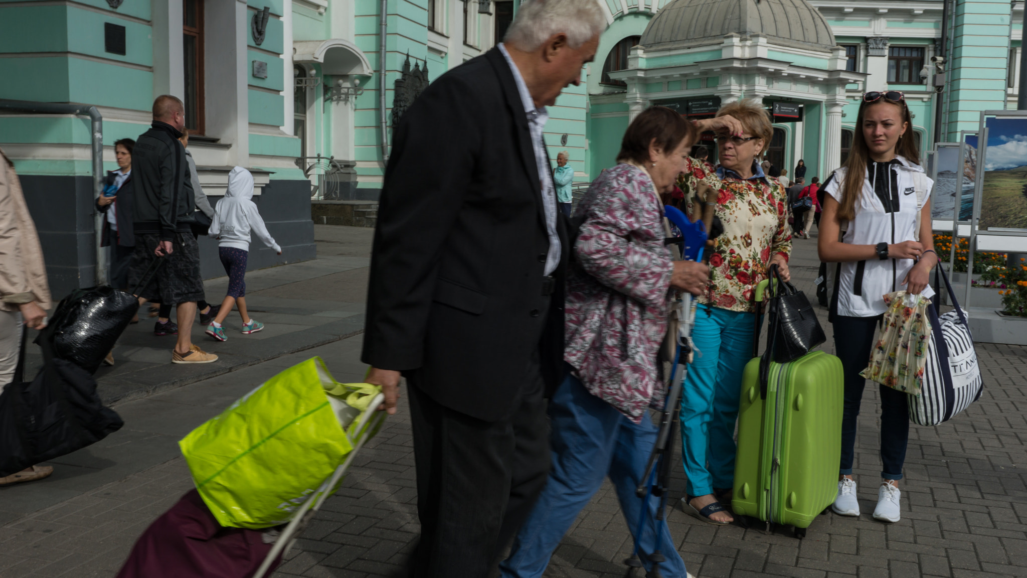 Sony a99 II + Sony 35mm F1.4 G sample photo. Test photo people/train station photography