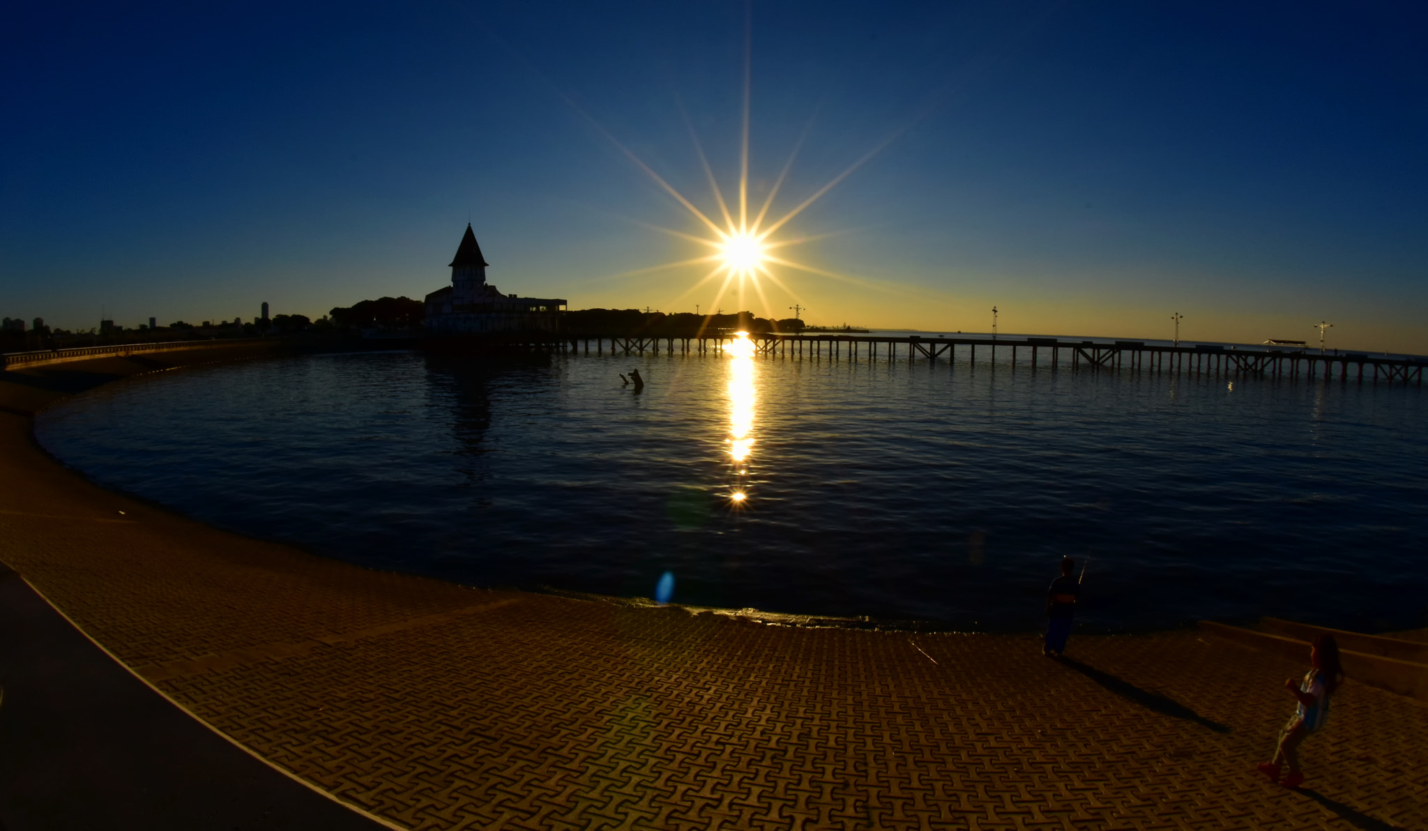 Nikon AF DX Fisheye-Nikkor 10.5mm F2.8G ED sample photo. Falling sunstar photography