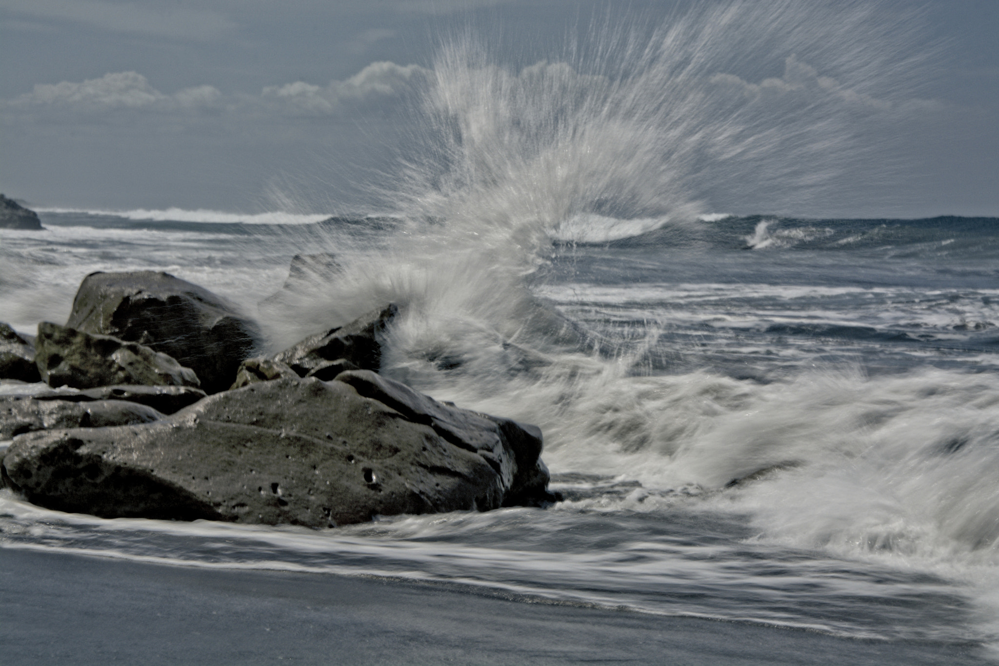 18.0-105.0mm f/3.5-f/5.6 sample photo. Wave meets rock photography