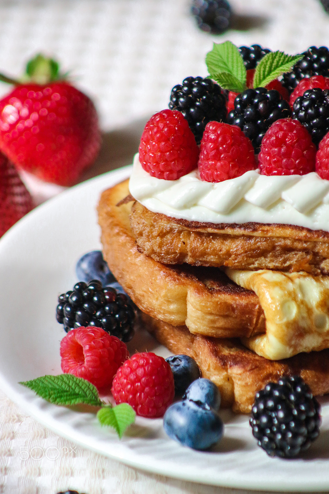 Canon EF 75-300mm f/4-5.6 USM sample photo. Summer breakfast photography