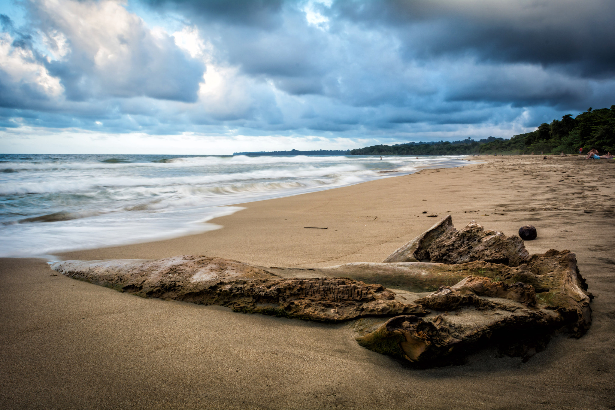Nikon D7100 + Nikon AF Nikkor 20mm F2.8D sample photo. Peaceful beach photography