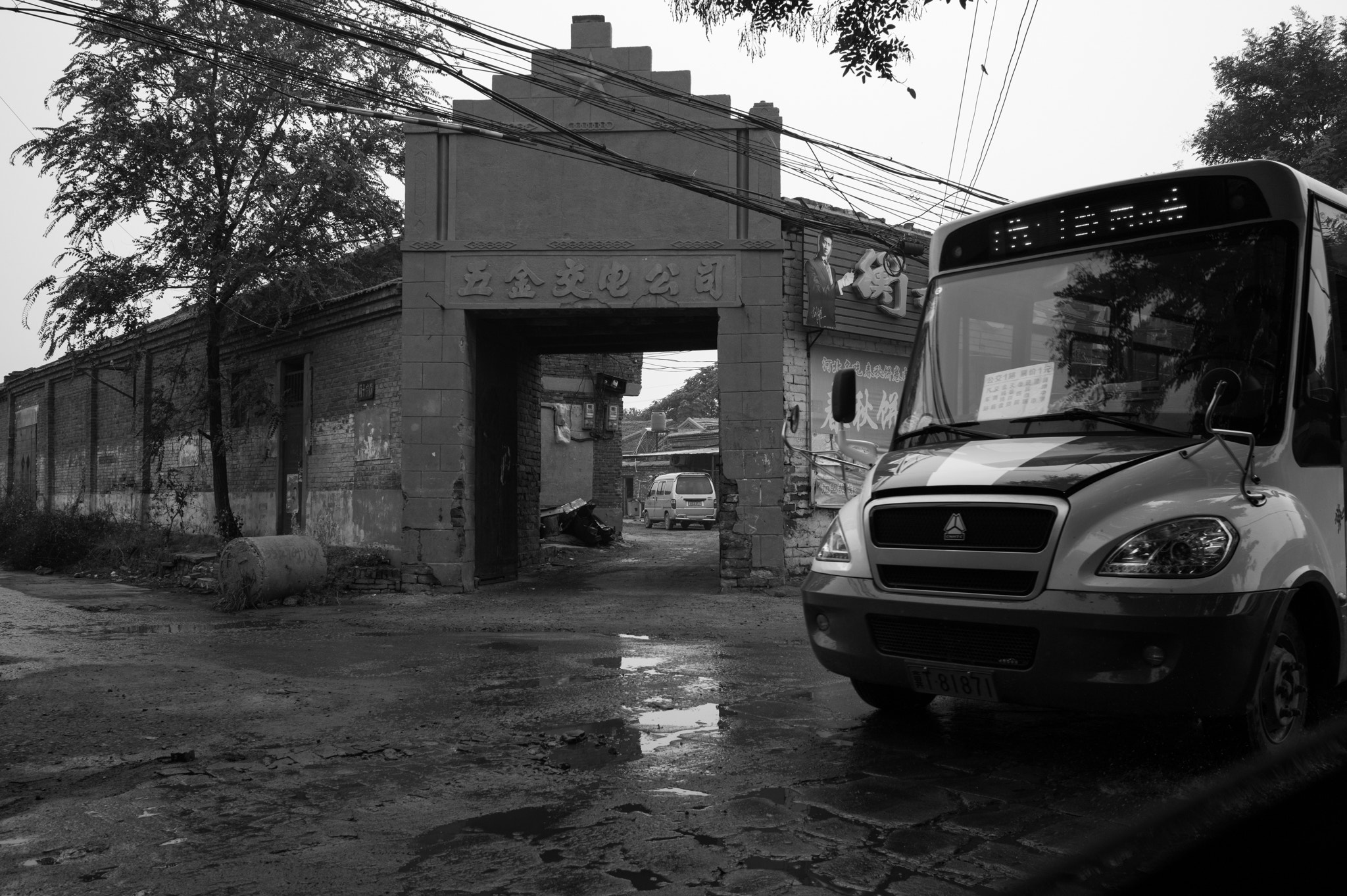 Leica Summicron-M 28mm F2 ASPH sample photo. Bus front of the old gate photography