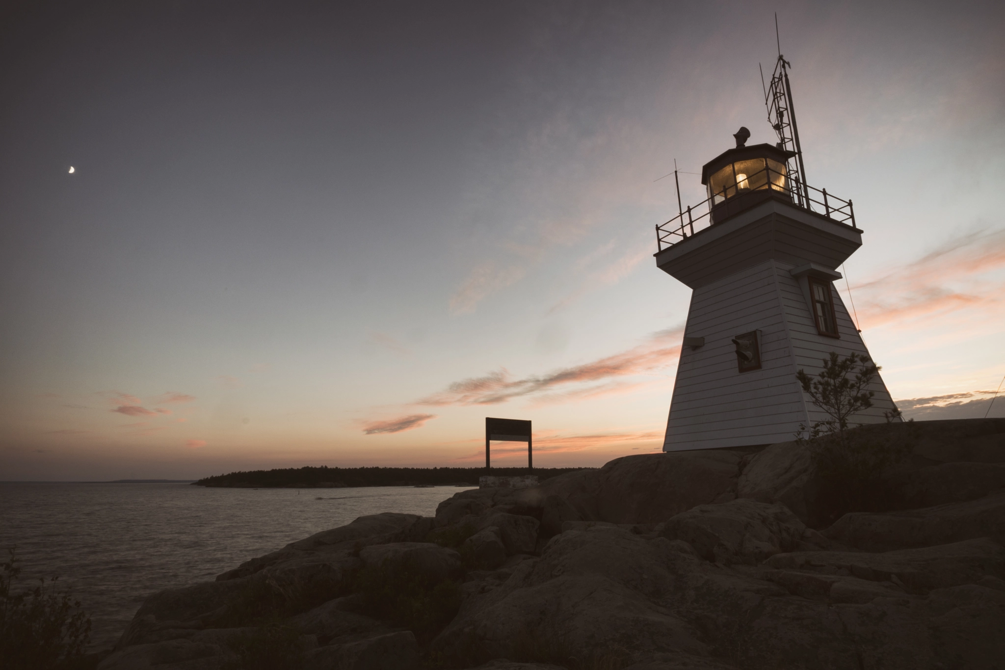 Sony a6300 + ZEISS Touit 12mm F2.8 sample photo. Lighthouse, killarney | ontario photography