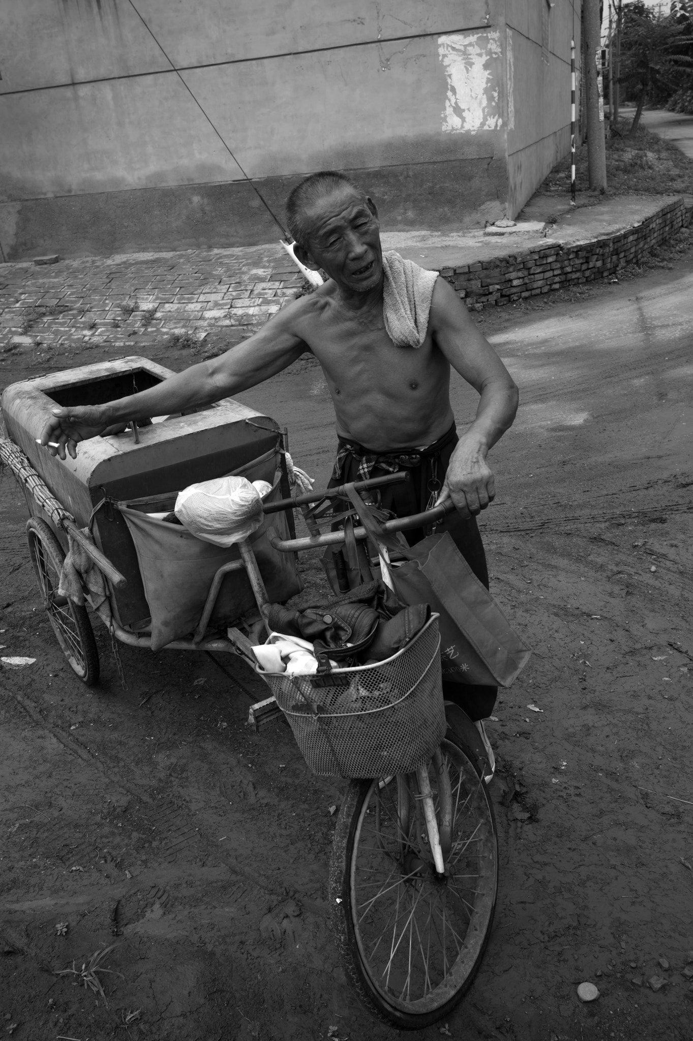 Leica Summicron-M 28mm F2 ASPH sample photo. Old dustman photography