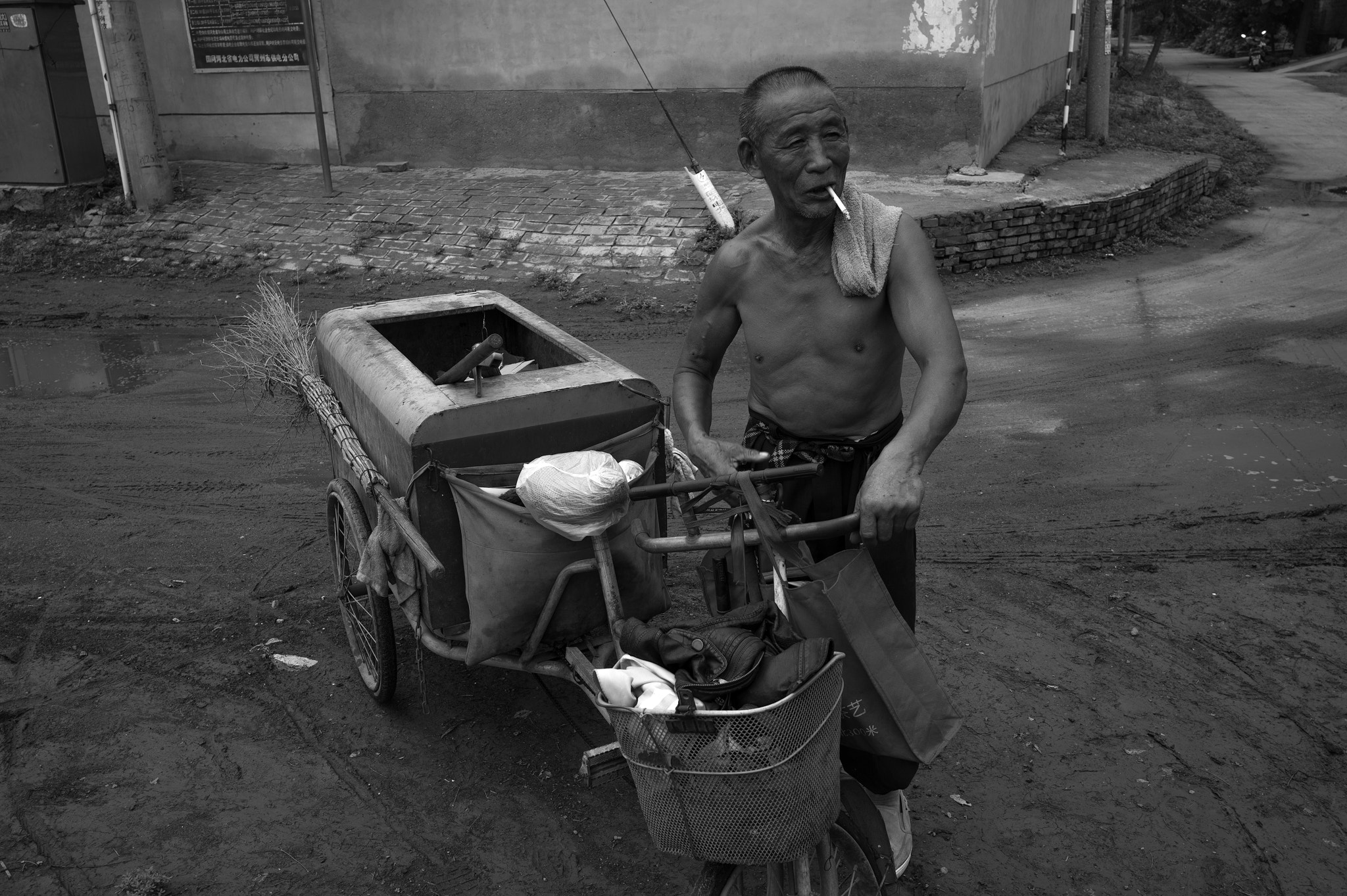 Leica Summicron-M 28mm F2 ASPH sample photo. Old dustman photography