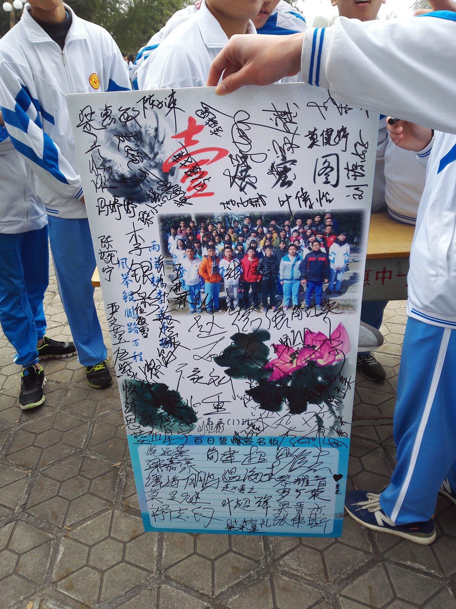 HUAWEI PE-TL10 sample photo. All the students signed their name in the school photography