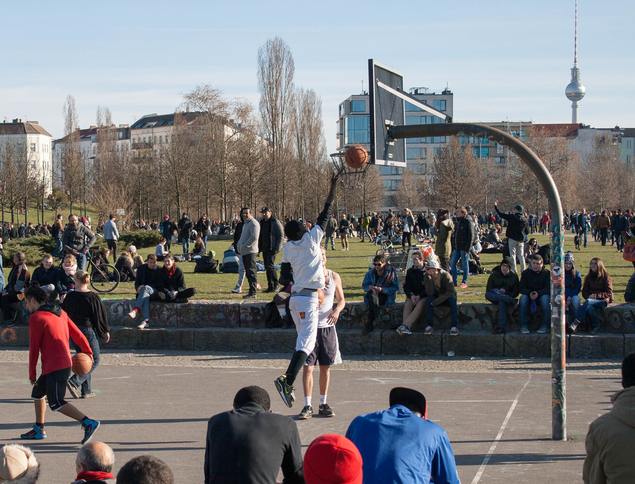 Canon EOS 400D (EOS Digital Rebel XTi / EOS Kiss Digital X) + Canon EF-S 18-55mm F3.5-5.6 IS II sample photo. Basketball mauerpark berlin photography