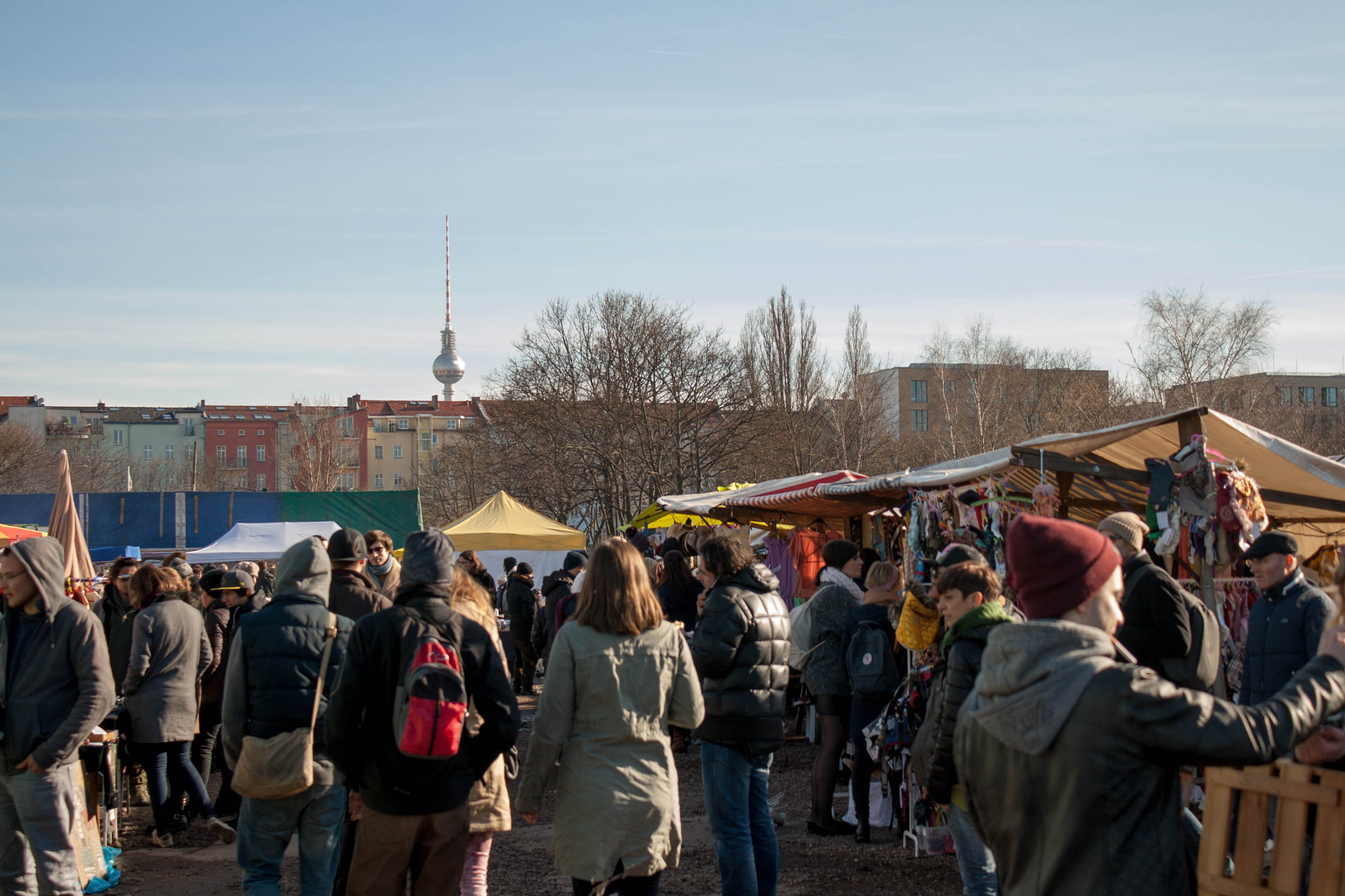 Canon EOS 400D (EOS Digital Rebel XTi / EOS Kiss Digital X) sample photo. Flea market mauerpark berlin photography