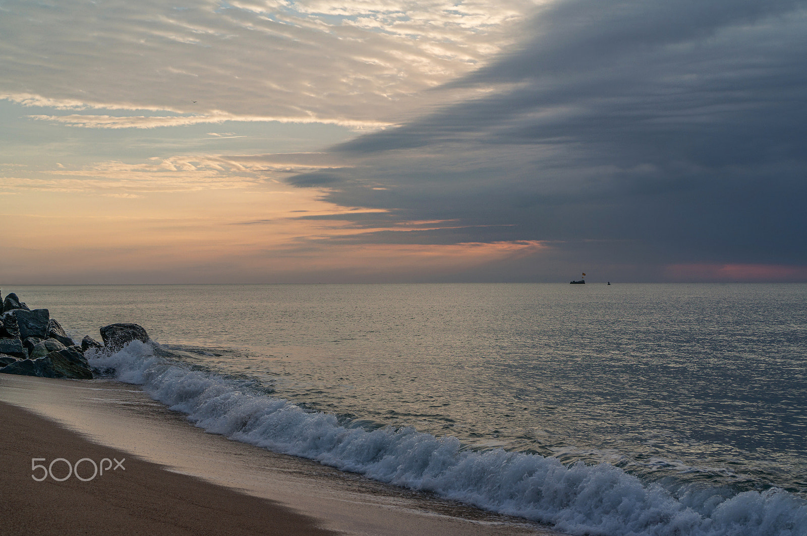 Sony Alpha NEX-5T + Sony E 35mm F1.8 OSS sample photo. Sea photography