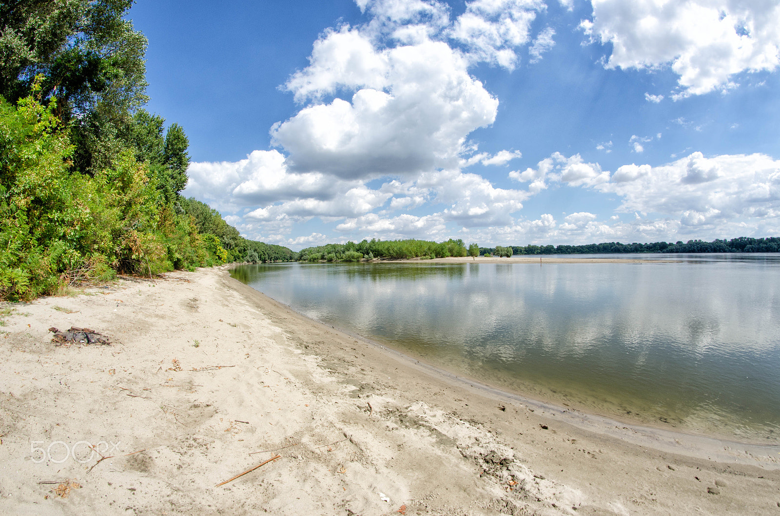 Nikon D7000 + Samyang 8mm F3.5 Aspherical IF MC Fisheye sample photo. Danube beach photography