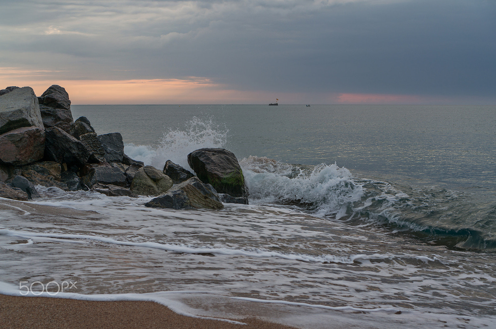 Sony Alpha NEX-5T + Sony E 35mm F1.8 OSS sample photo. Sea photography