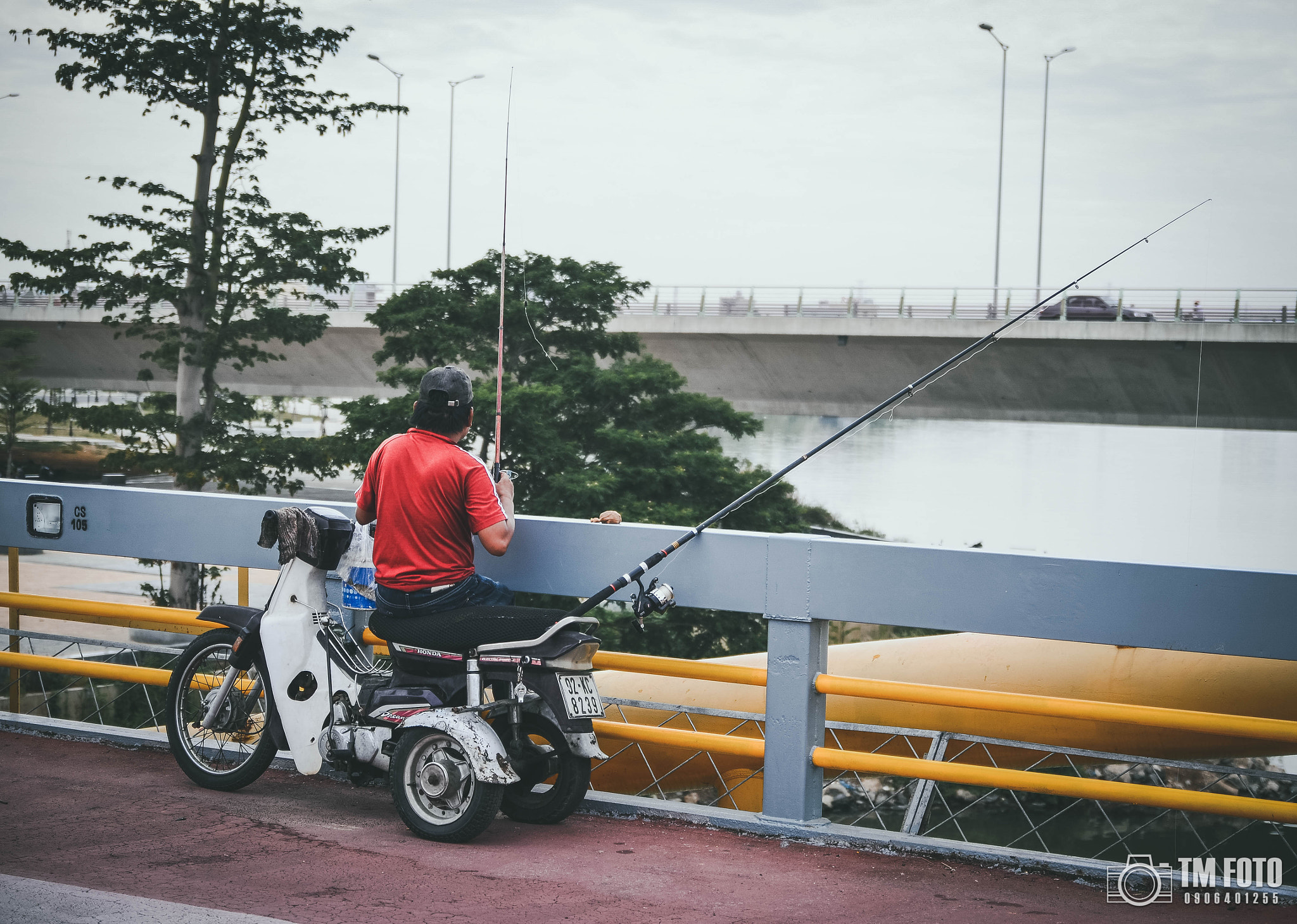 Nikon D7000 + Sigma 18-50mm F2.8 EX DC sample photo. The lonely fisherman photography