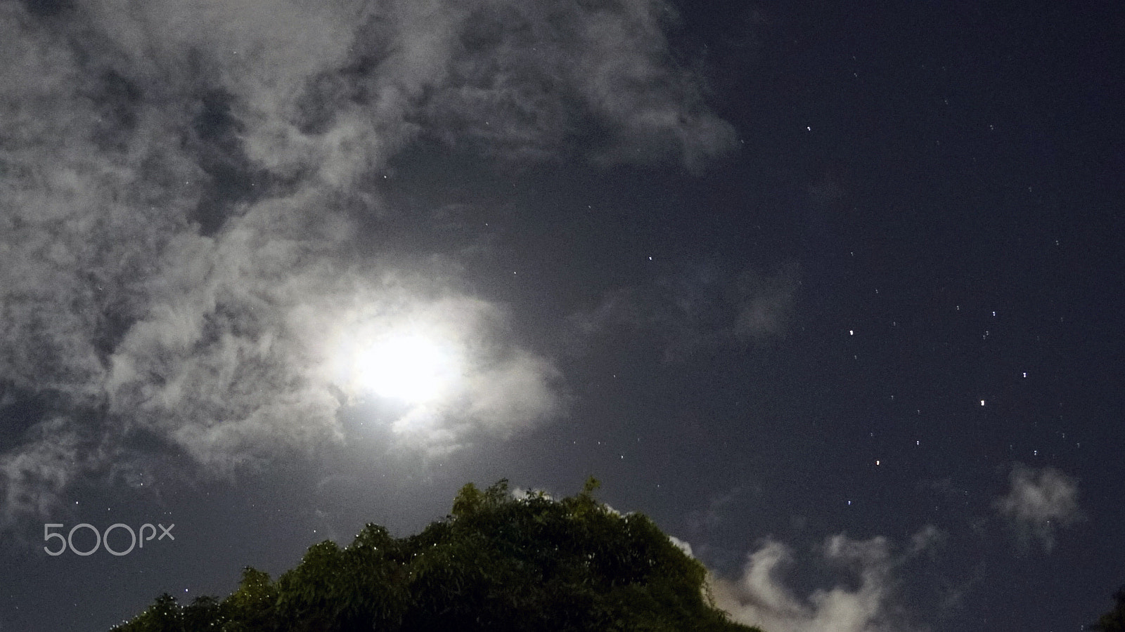 Sony a7S II + Sony Vario Tessar T* FE 24-70mm F4 ZA OSS sample photo. Moon over hawaii photography