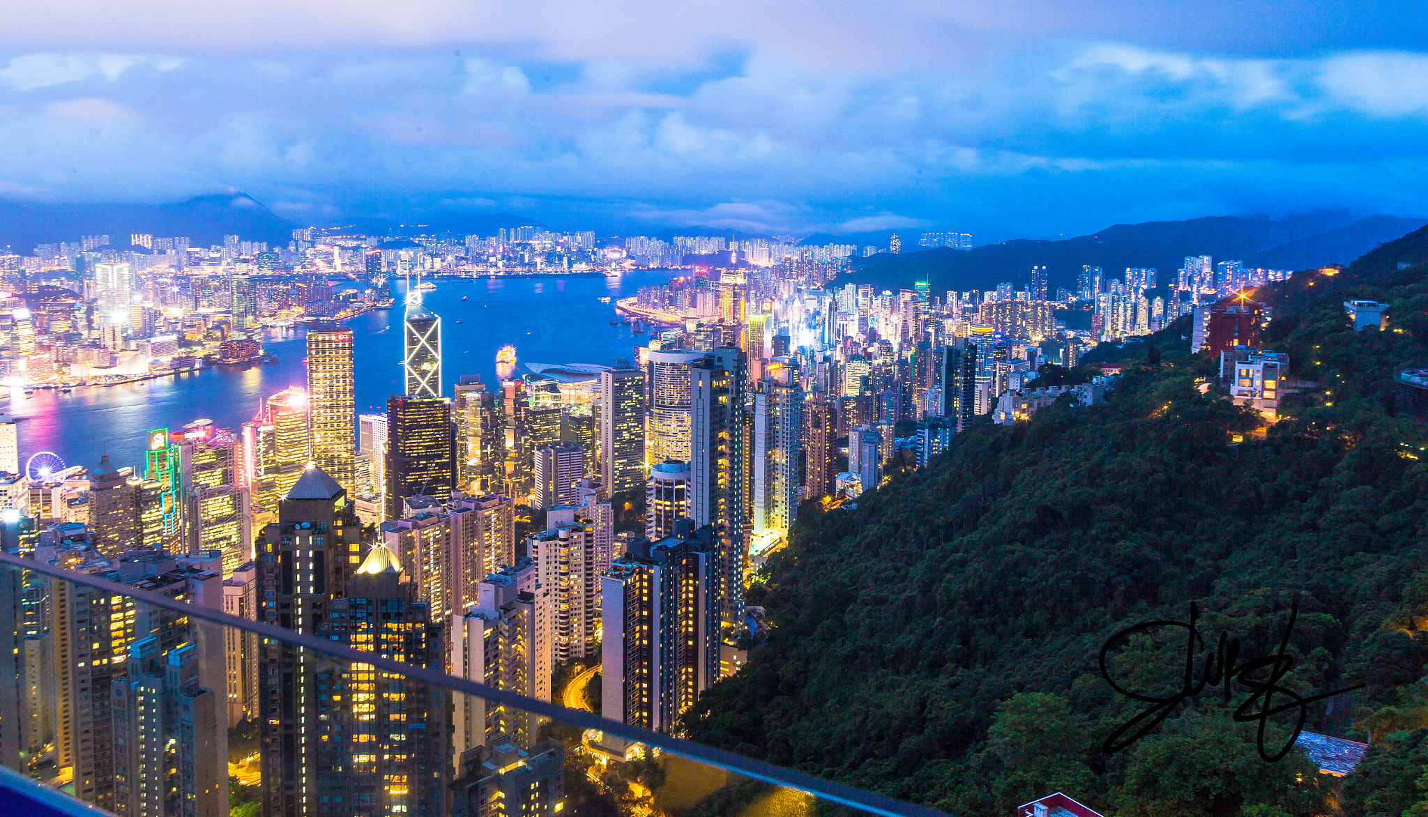 Canon EF 20-35mm f/2.8L sample photo. Hong kong at night.// photography