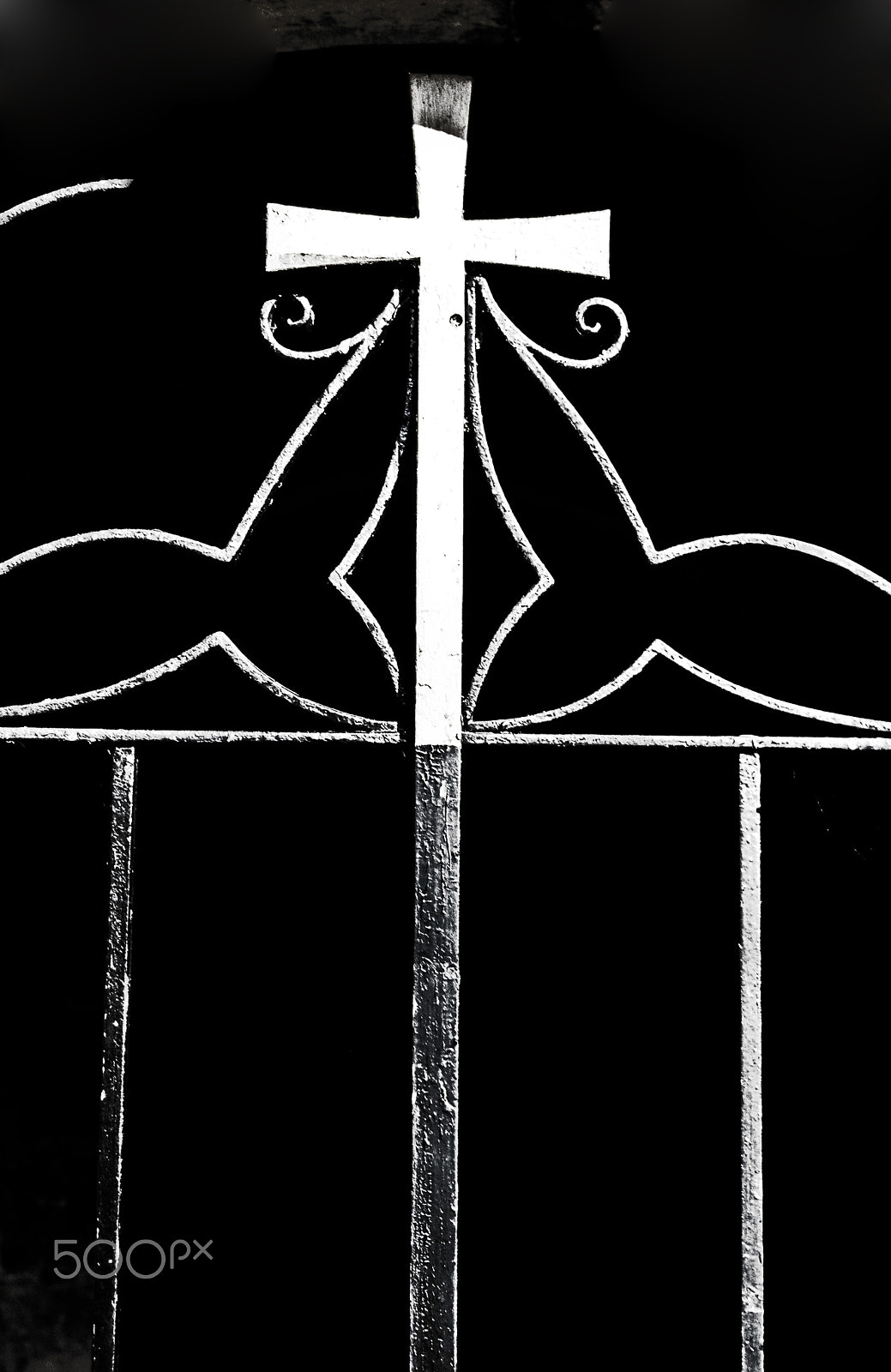 Sony DT 18-250mm F3.5-6.3 sample photo. Church gate cross photography
