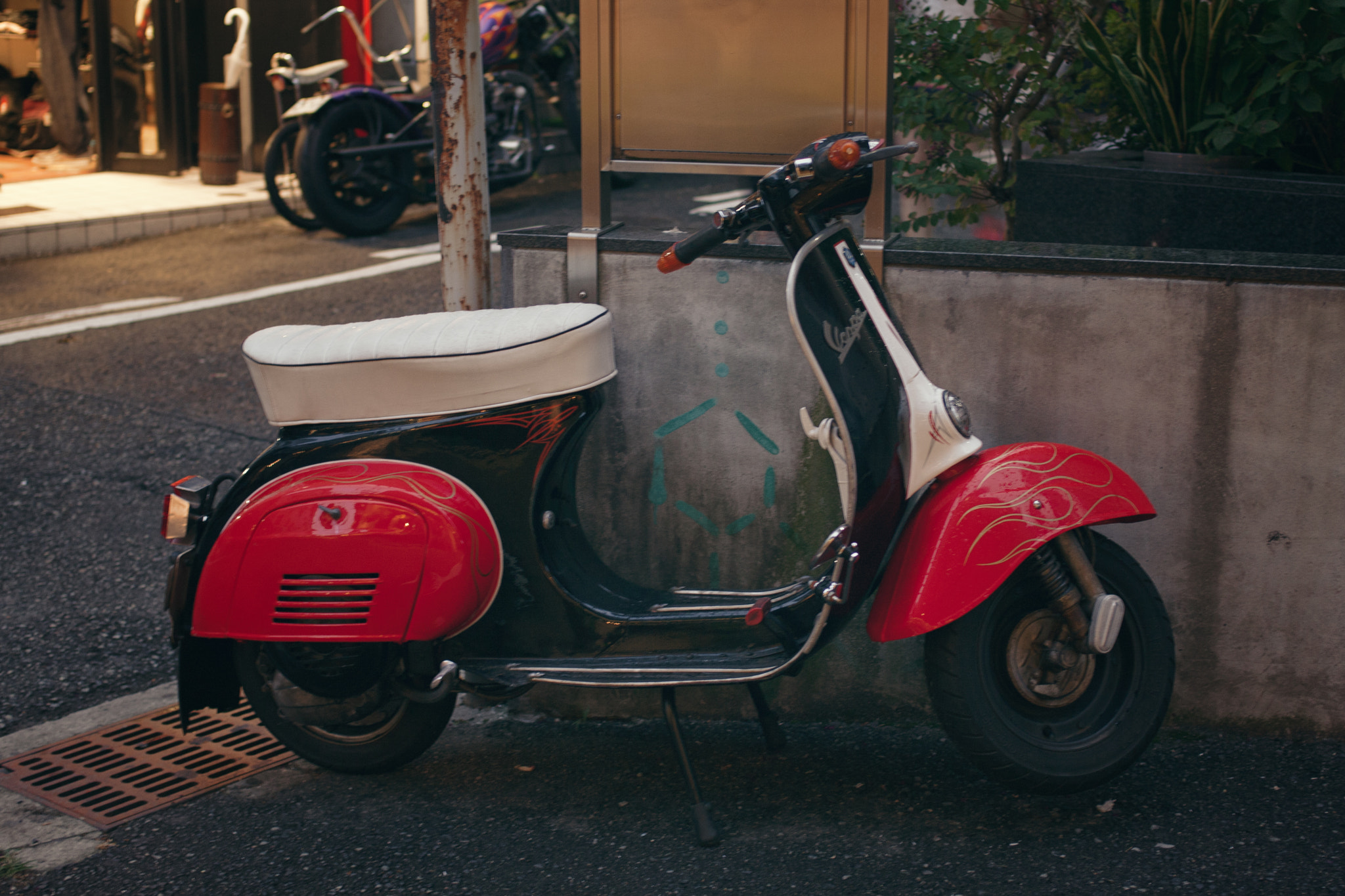 Canon EOS 40D sample photo. Three tones for a vespa photography